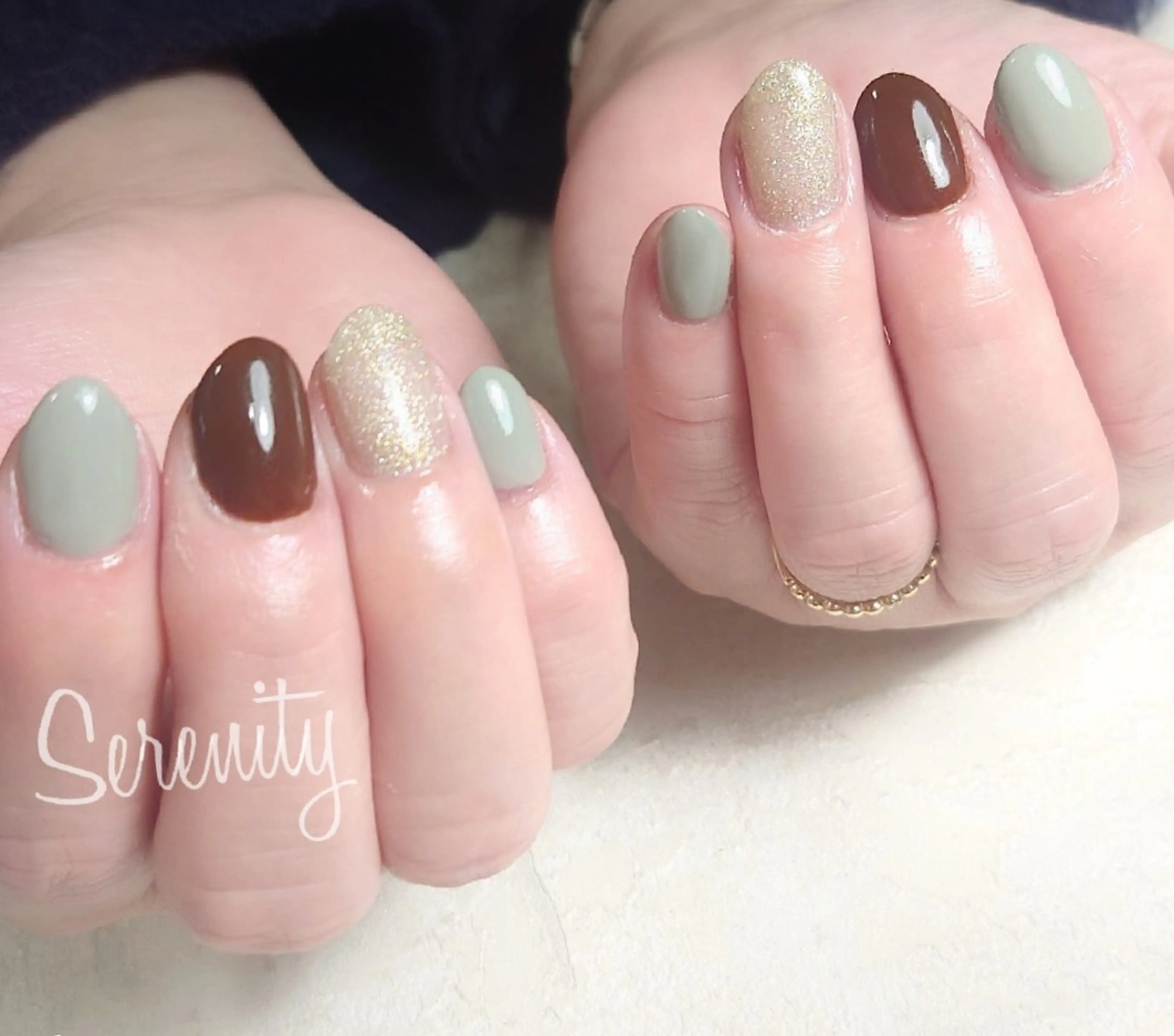 ネイル ブラウン ゴールド キラキラネイル ぷっくりネイル ホワイト nail  serenityのネイルデザイン