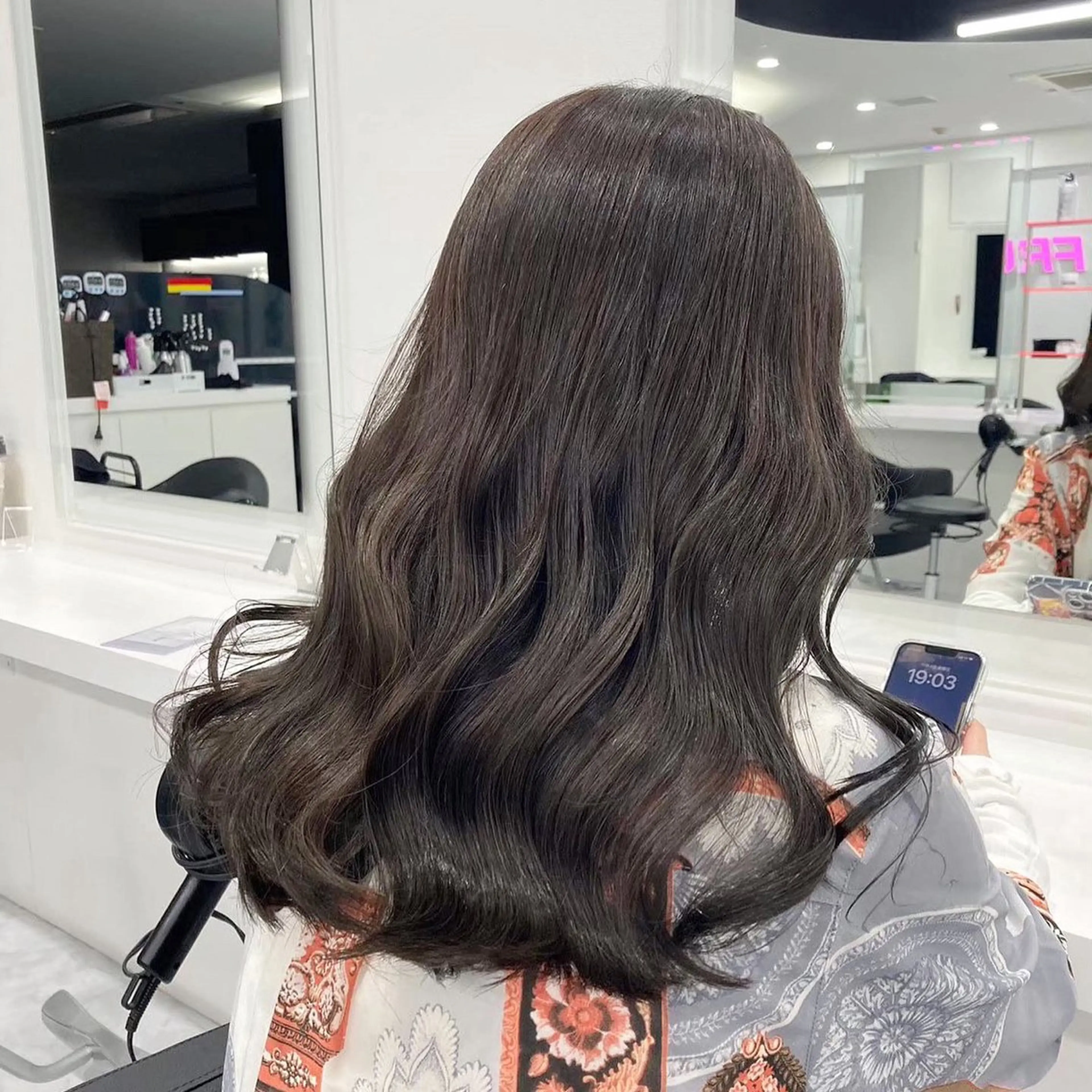 ミディアム カラー 🩵色落ち可愛い 寒色カラー🩵のヘアスタイル