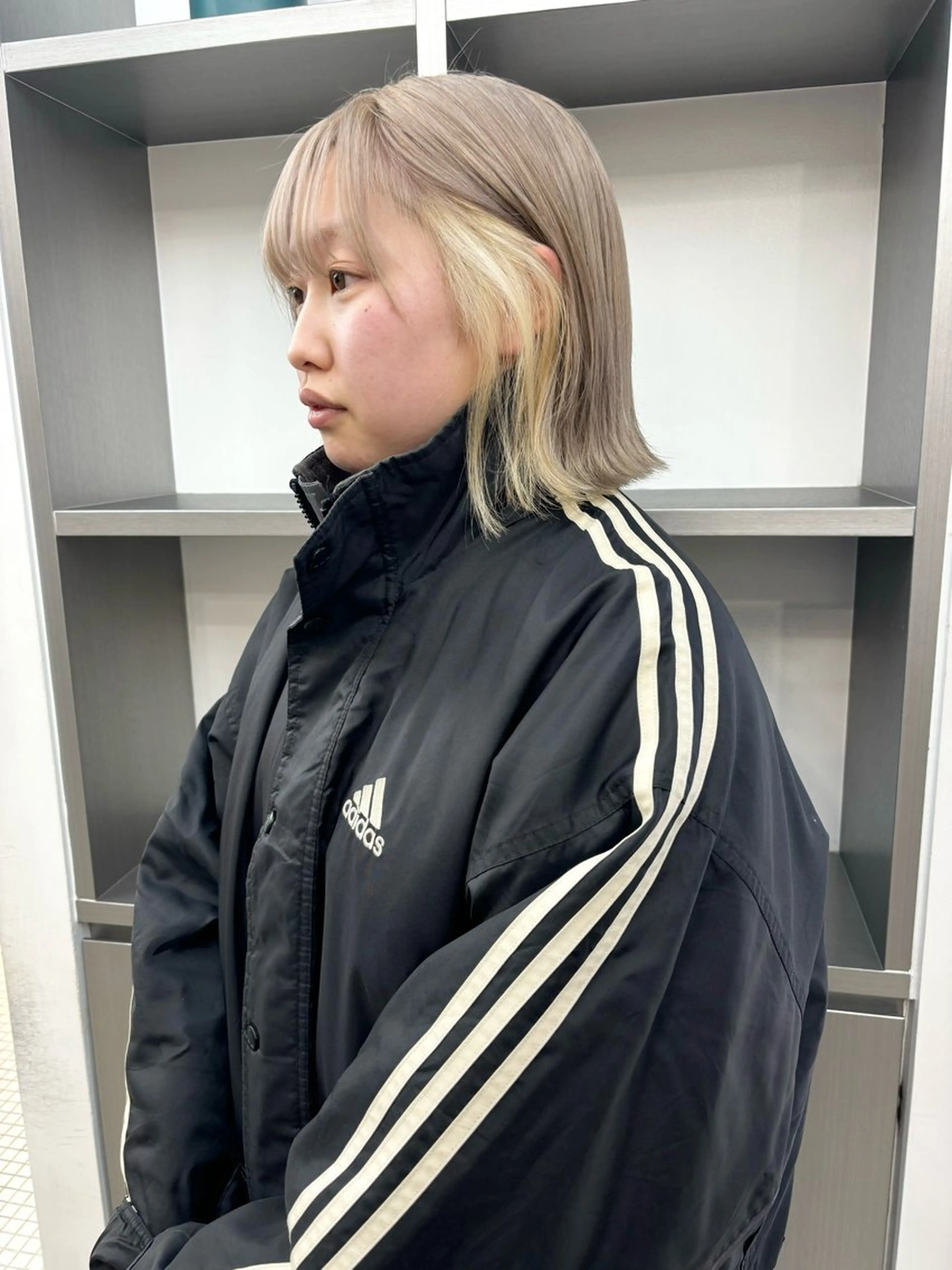 ミディアム カラー ヘアアレンジ ベージュカラー 抜きっぱなしブロンド ブロンド イヤリングカラー グラデーションカラー カット ヘアカラー 🎨ハイトーン/ 切りっぱなし みつきのヘアスタイル