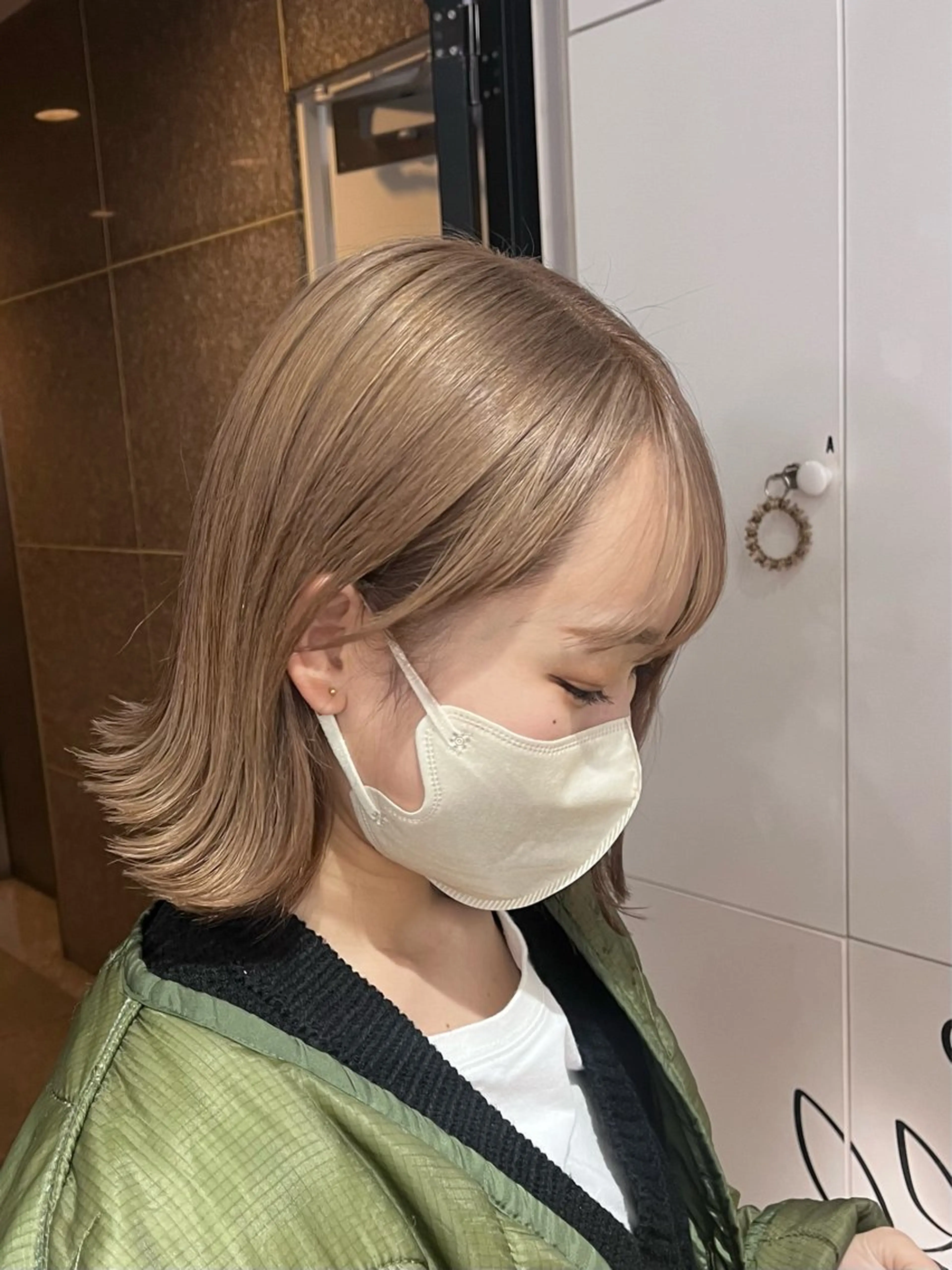 ミディアム カラー ベージュカラー ブリーチ ハイトーンカラー ハイトーンベージュ ヘアカラー トリートメント 暖色/まろベージュ/ シカタユウカのヘアスタイル