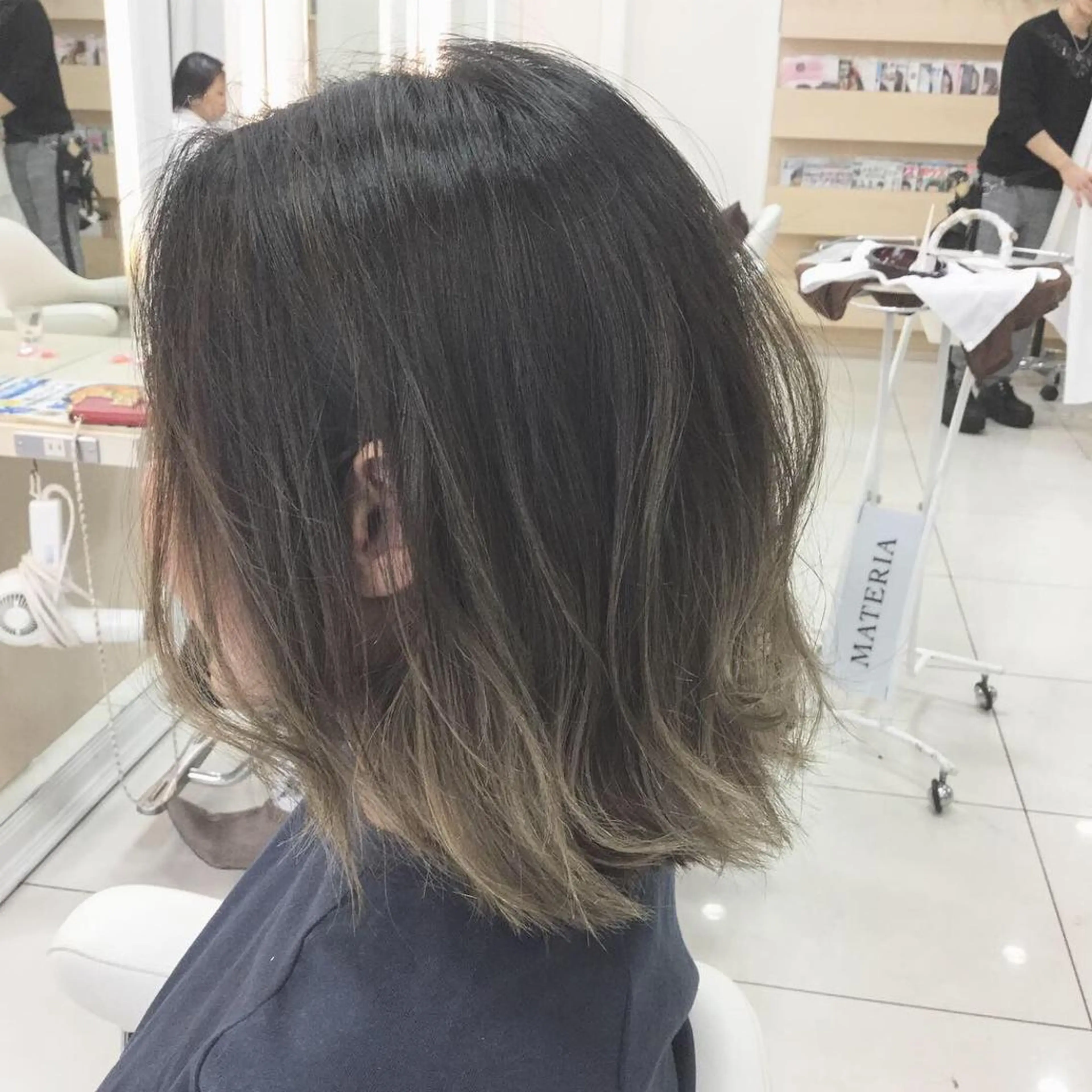 ミディアム カラー アッシュ ブリーチ ケアブリーチ グラデーションカラー グレージュ Ash 山田 勇太のヘアスタイル