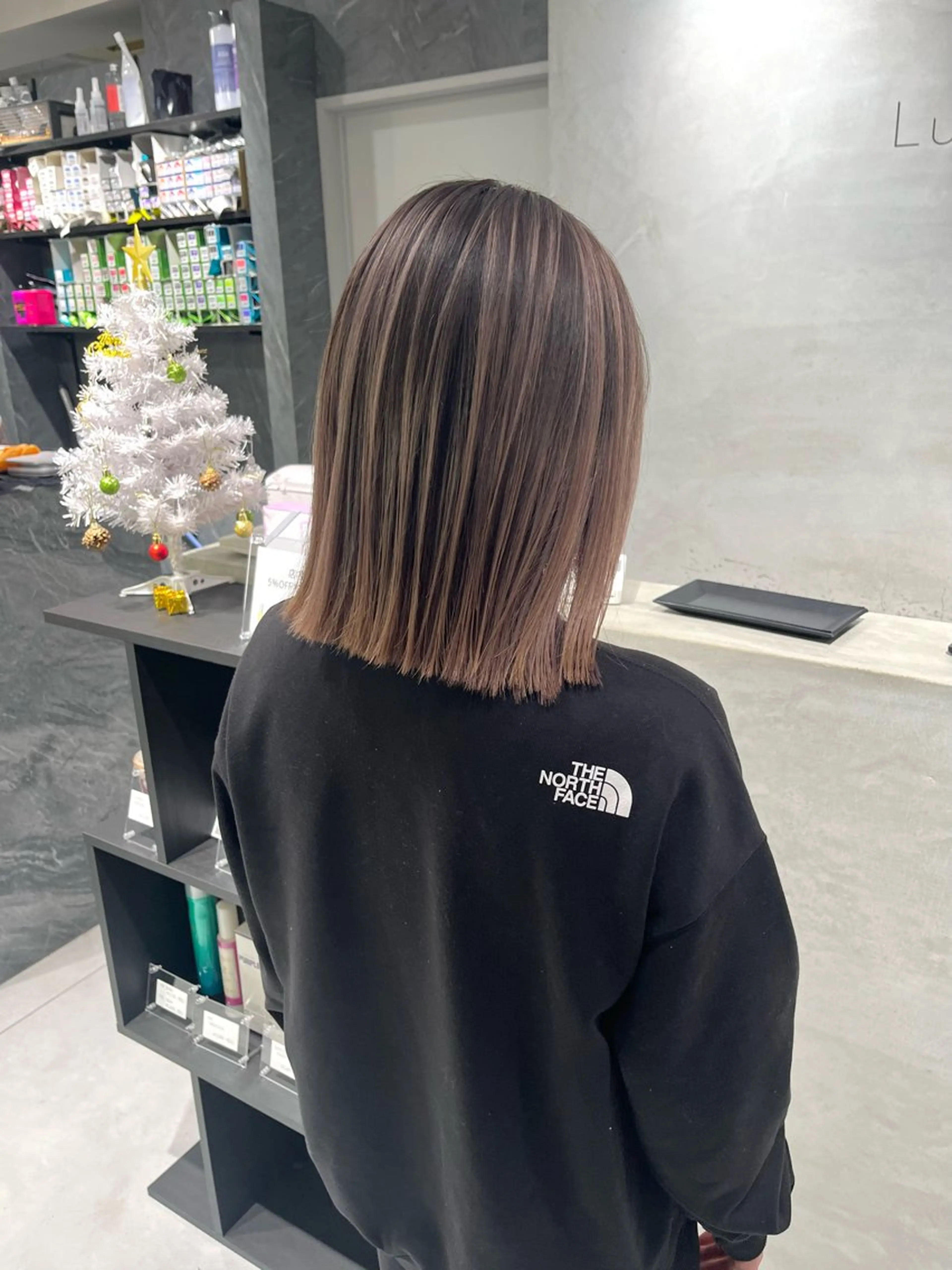 ミディアム カラー ヘアカラー バレイヤージュ ハイライトのヘアスタイル