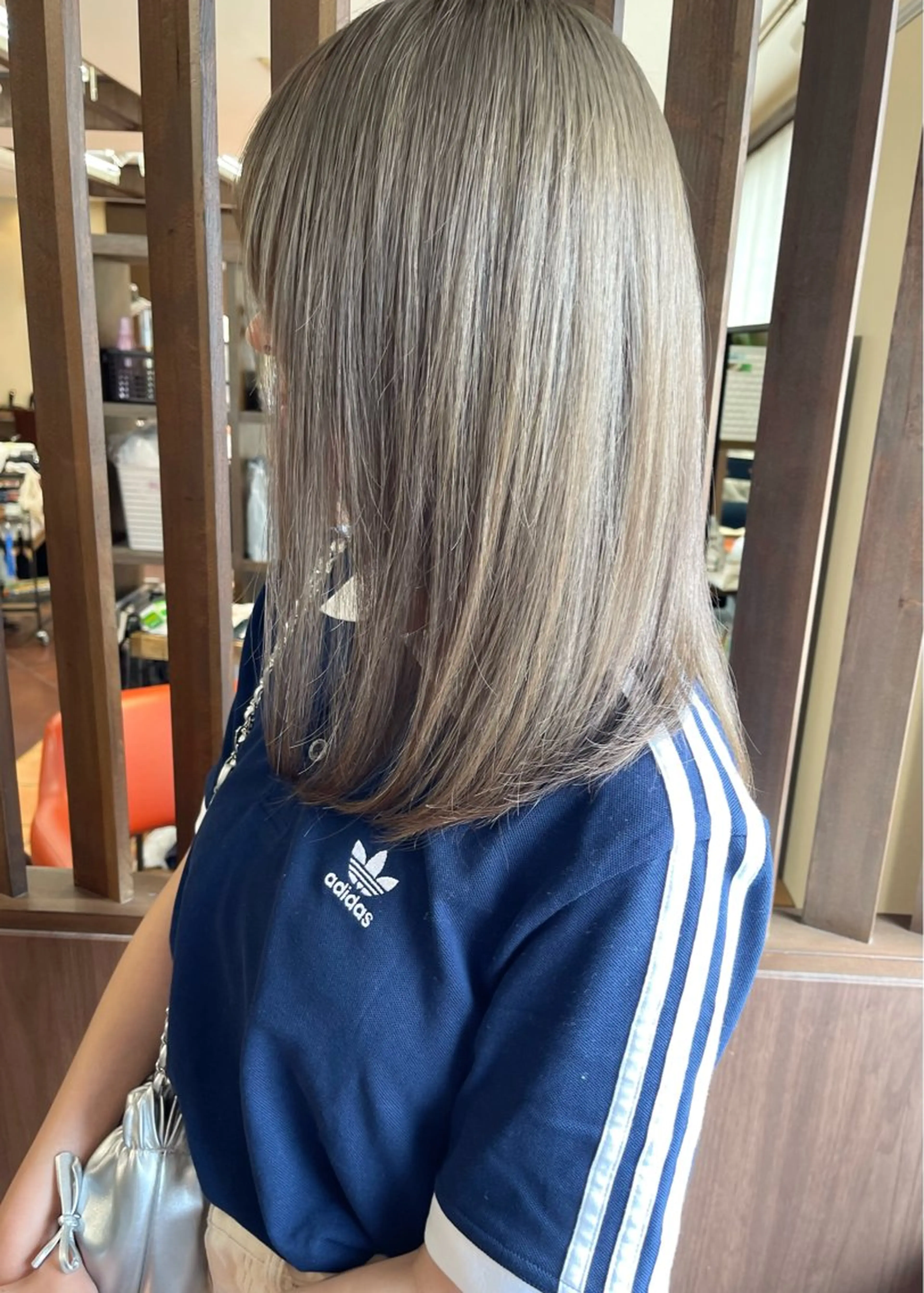 ミディアム カラー ベージュカラー シルバー シルバーベージュ カット ヘアカラー トリートメント 髪質改善ｶﾗｰ ｹｱﾌﾞﾘｰﾁ/ﾀﾑのヘアスタイル