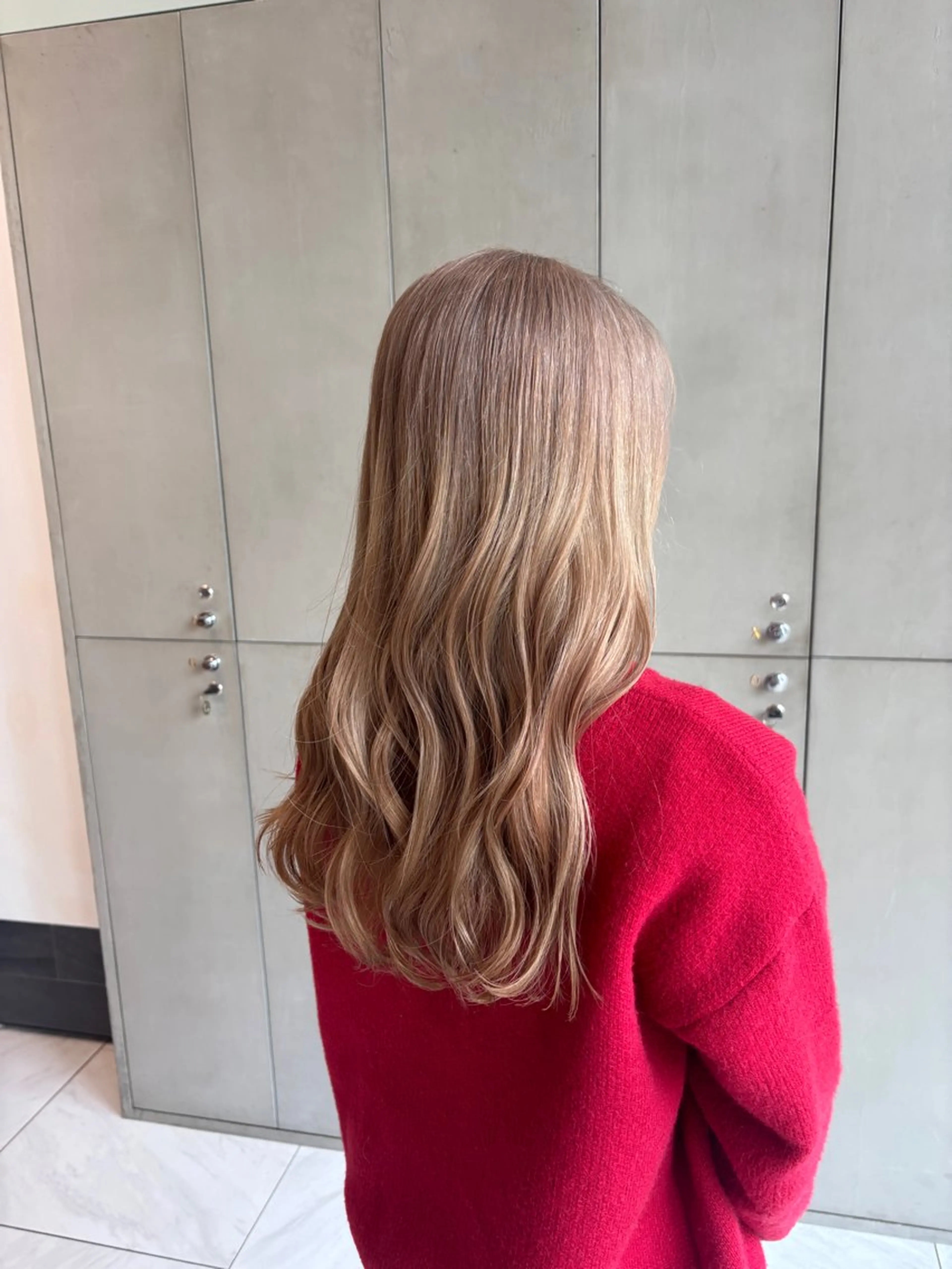 セミロング ヘアカラー ️🩵RINKA/ ハイトーンカラー🩵のヘアスタイル