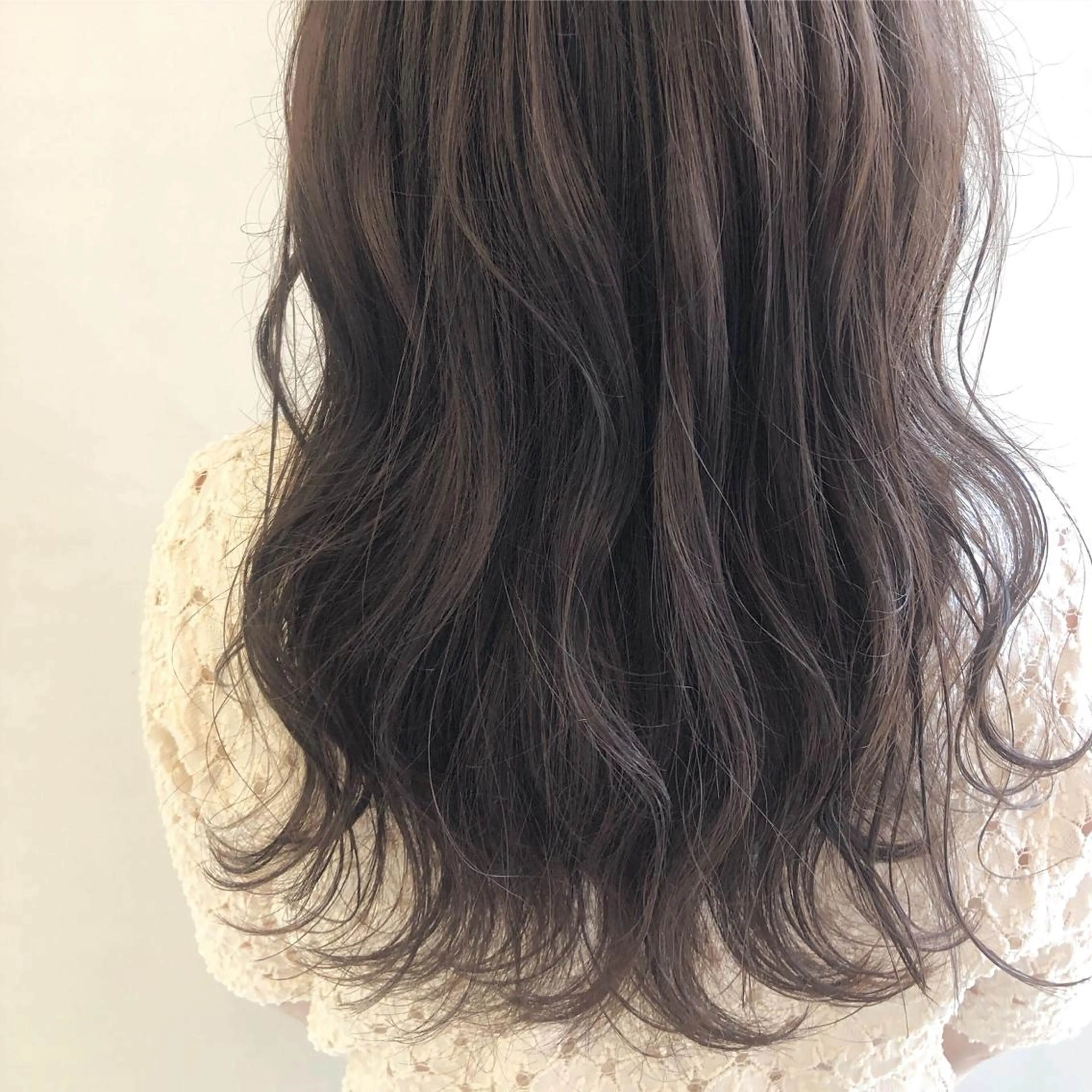 ミディアム カラー グレージュ 齋藤 咲のヘアスタイル