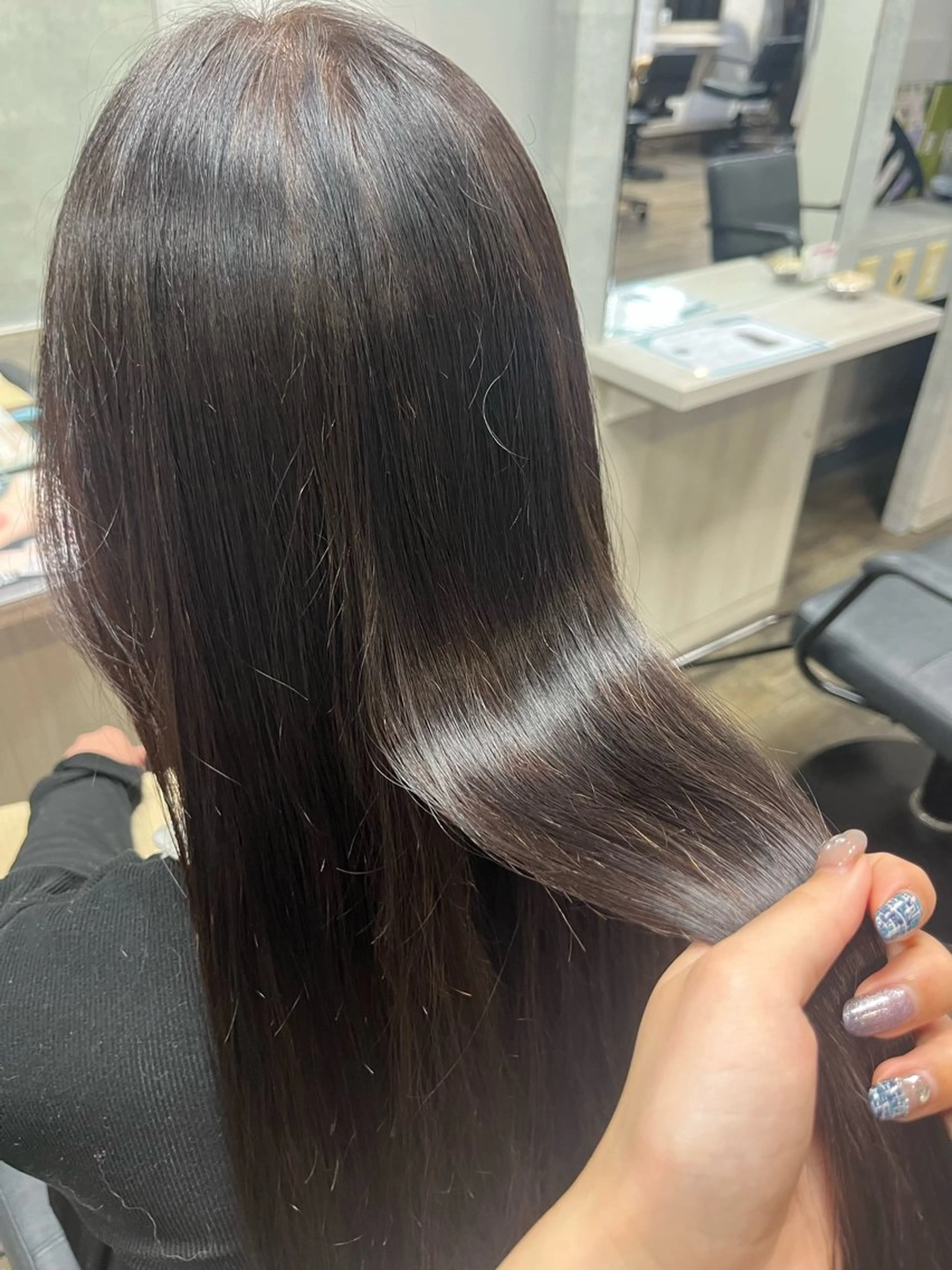 ロング チョコレートブラウン ヘアカラー 袋瀬 玲奈のヘアスタイル