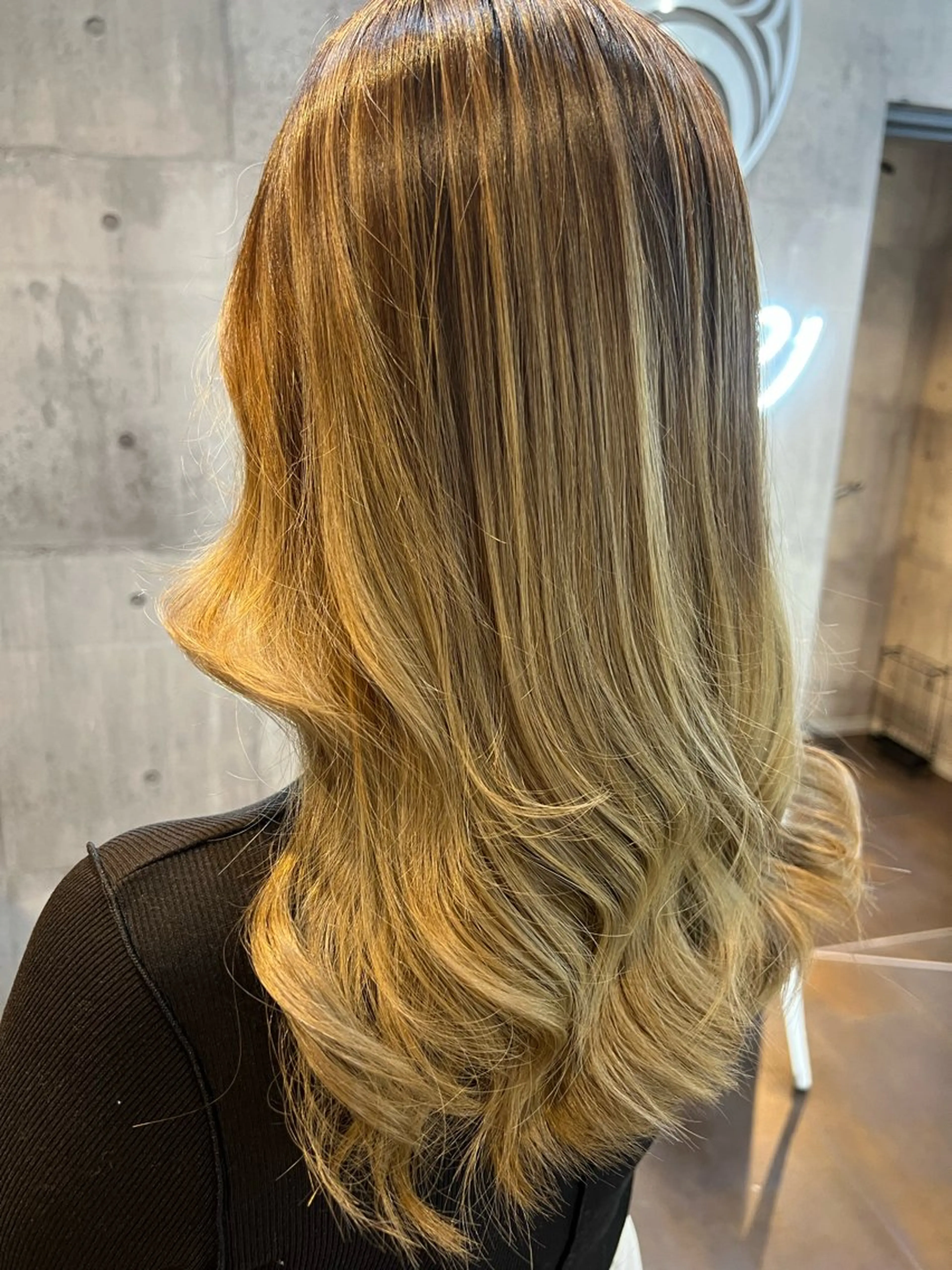 セミロング カラー ヘアアレンジ シールエクステ セミロングパーマ バレイヤージュ ダブルカラー グラデーションカラー ミルクティーハイトー ン💖副店長mikaのヘアスタイル