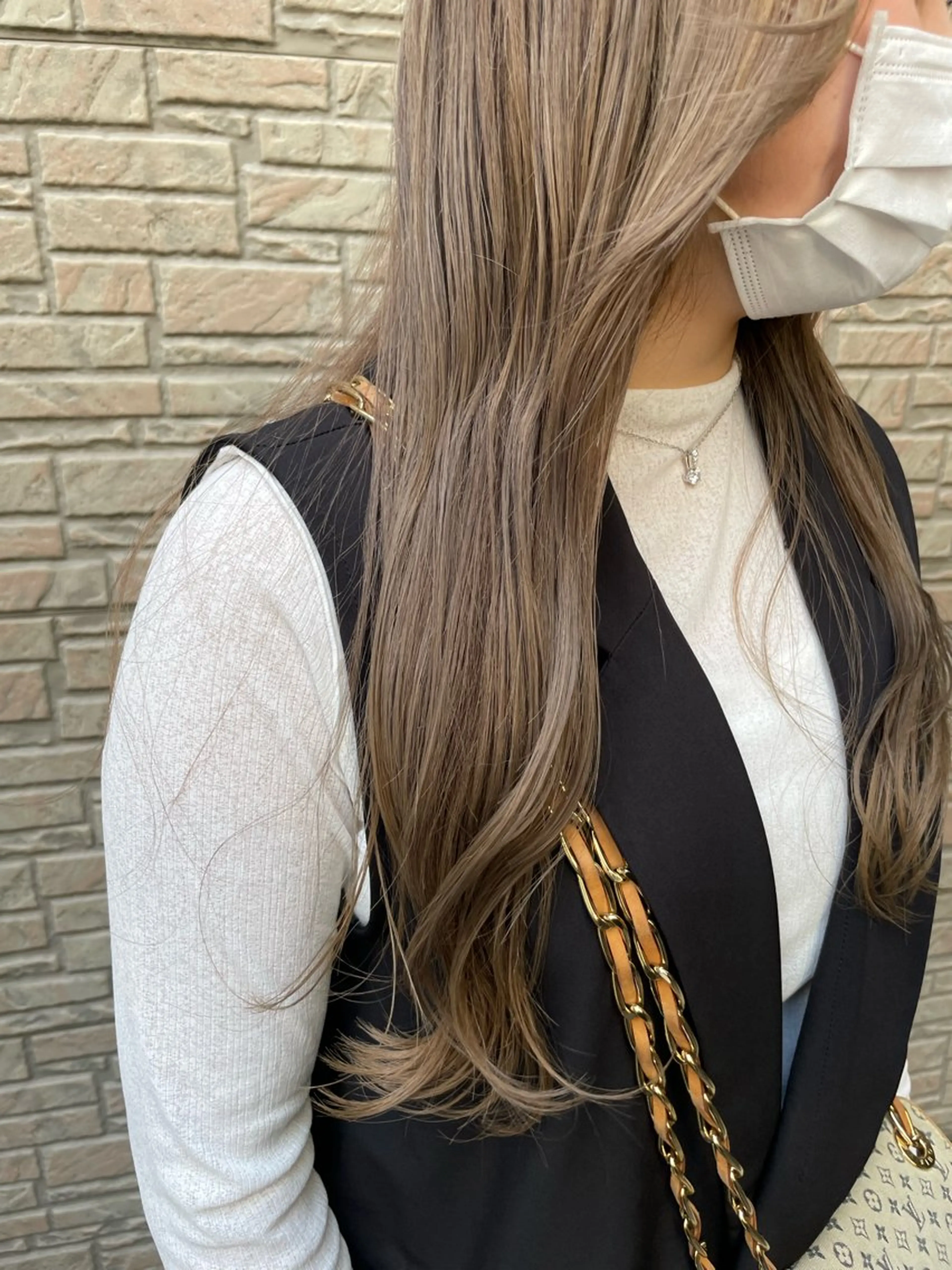 ロング カラー ベージュカラー ブリーチ ダブルカラー ミルクティーベージュ ワタナベ テルマサのヘアスタイル