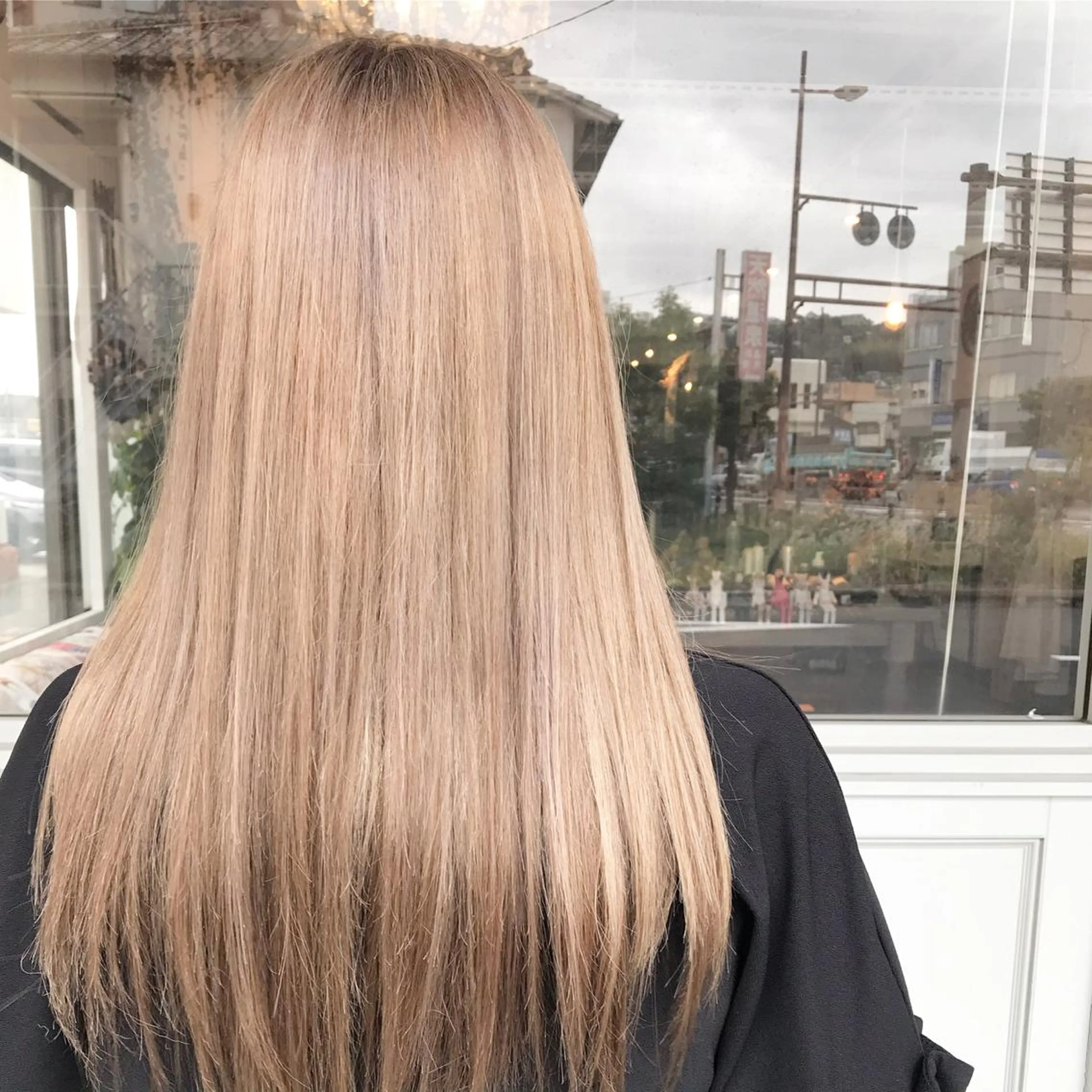 セミロング カラー ヘアアレンジ お団子ヘア 切りっぱなしボブ バレイヤージュ ブリーチ デザインカラー Mariana/ 鶴原-ハイライトのヘアスタイル
