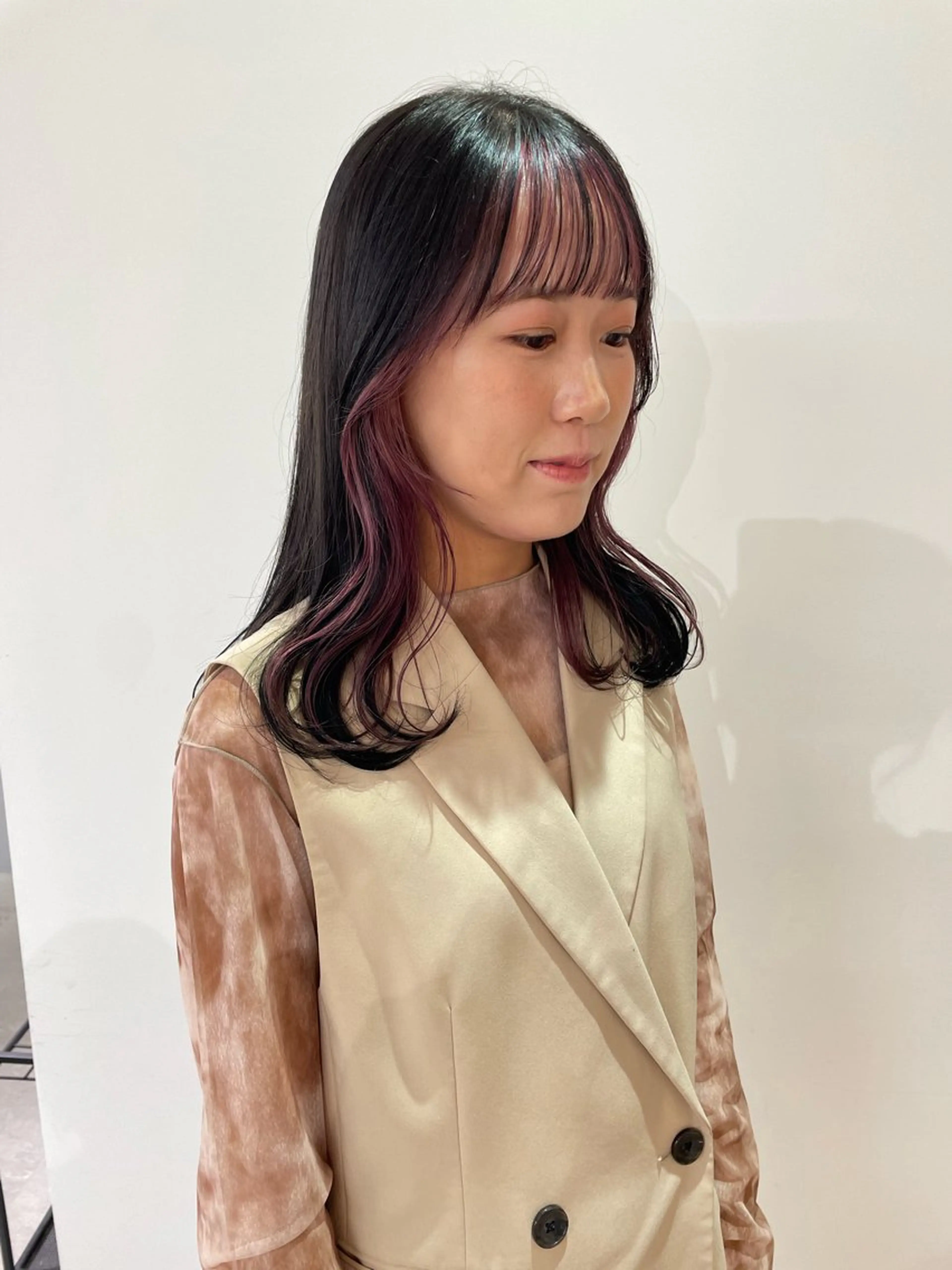 ミディアム カラー ベージュカラー ブラウンカラー イヤリングカラー インナーカラー ピンクカラー ヘアカラー トリートメント MIU/ルーツカラー ボブ/顔周りレイヤーのヘアスタイル