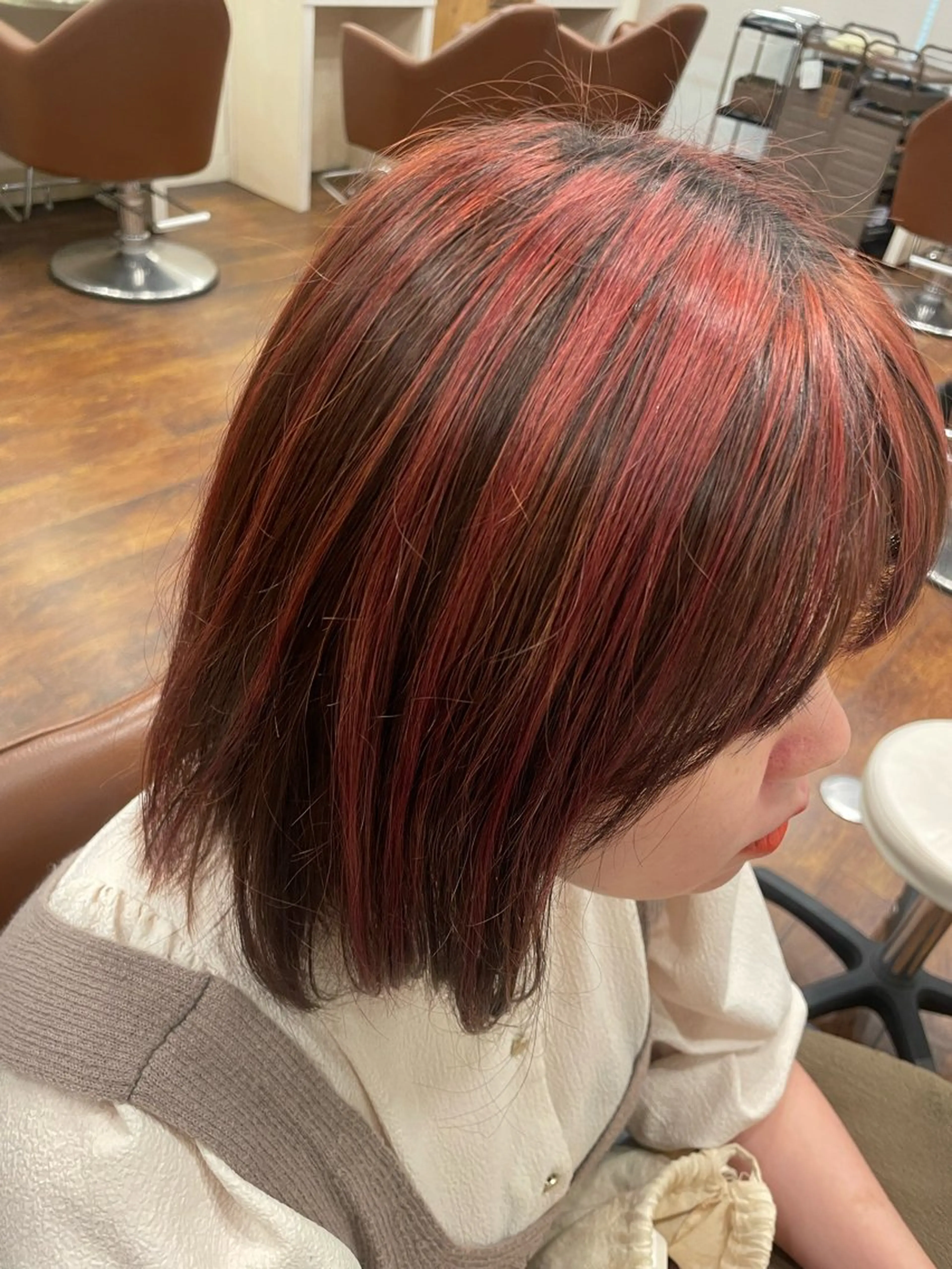 セミロング カラー ブリーチ レッドカラー 井上 悠人のヘアスタイル
