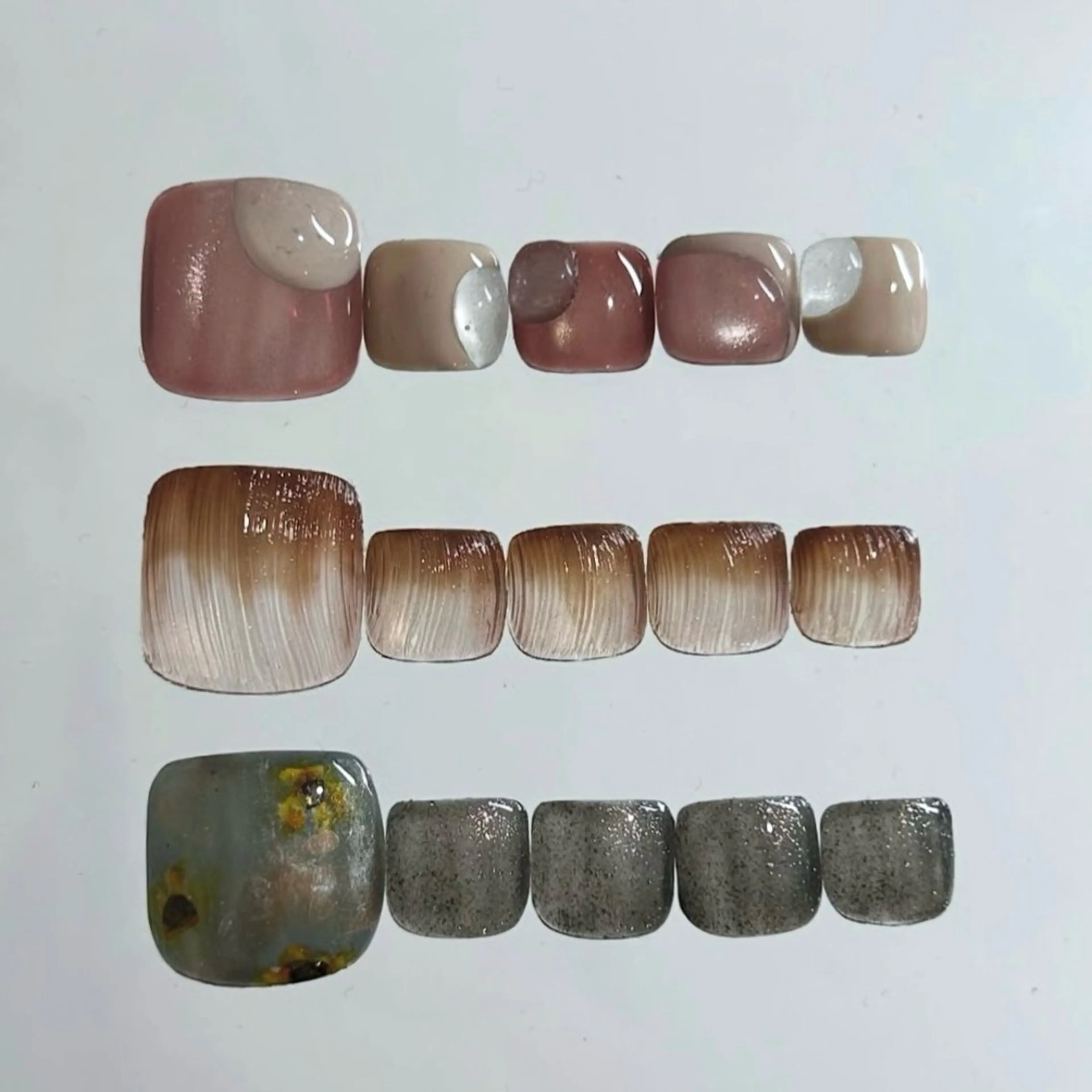 ネイル カジュアル フラワーネイル フットネイル グラデーション 氷ネイル・うるうるネイル フットネイル lyly.nail所属・lylynail YUUKAのネイルデザイン