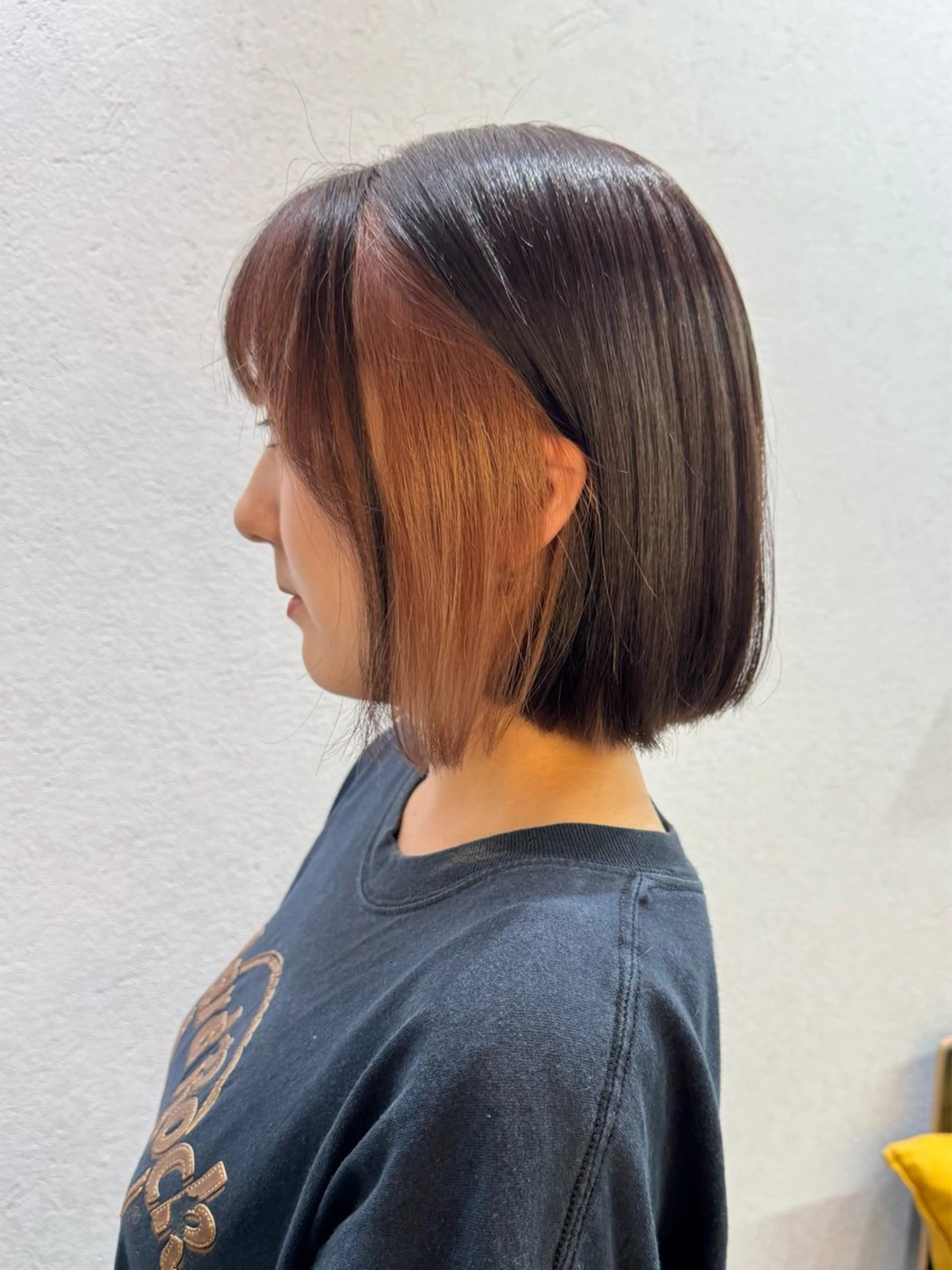 ミディアム カラー ミストバング ベージュカラー デザインカラー イヤリングカラー  フェイスフレーミング ヘアカラー 縮毛矯正/艶暖色 カラー/パーマひふみのヘアスタイル