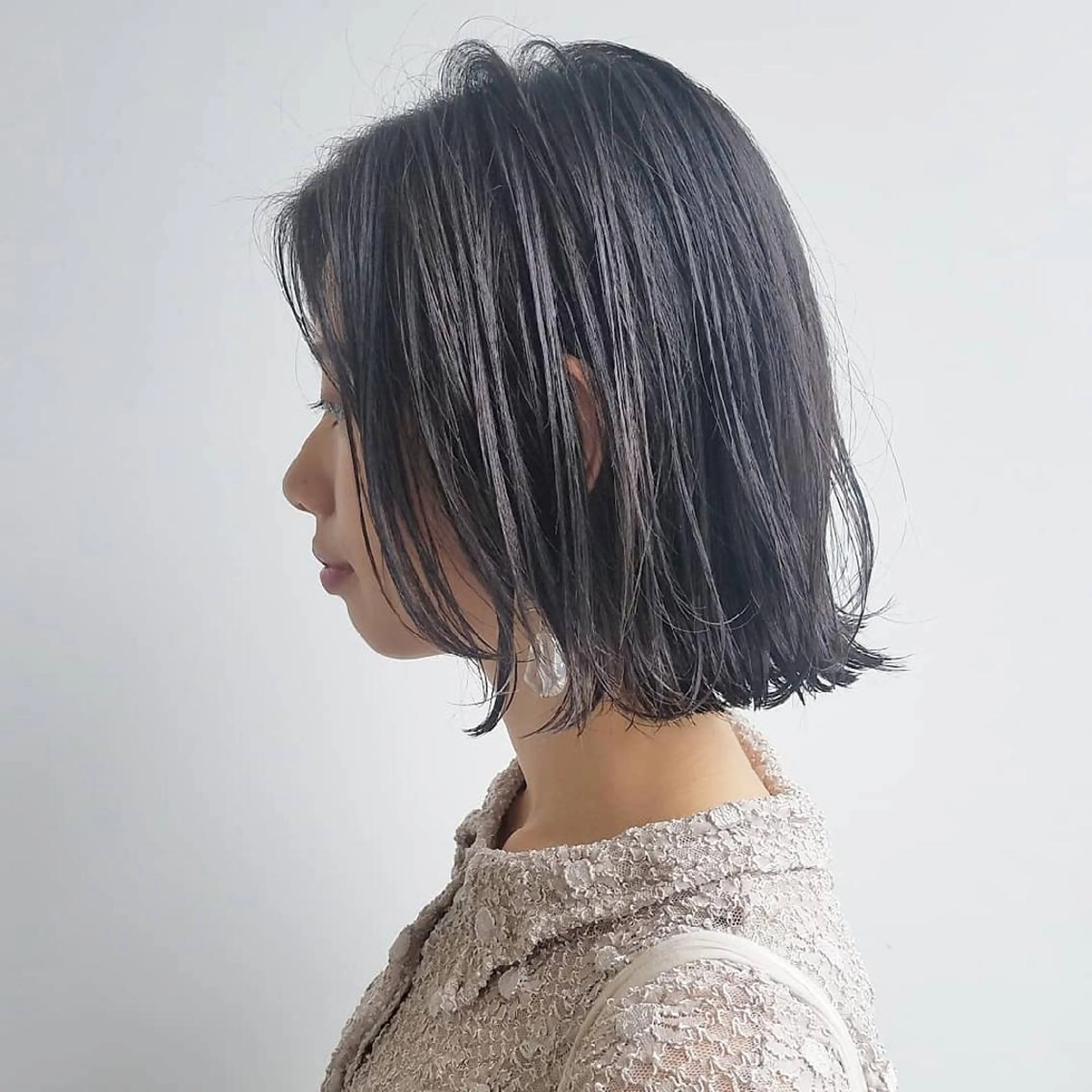 ミディアム カラー 切りっぱなしボブ ボブ iplus✴ まつげ、眉毛、耳つぼのマツエク・マツパデザイン