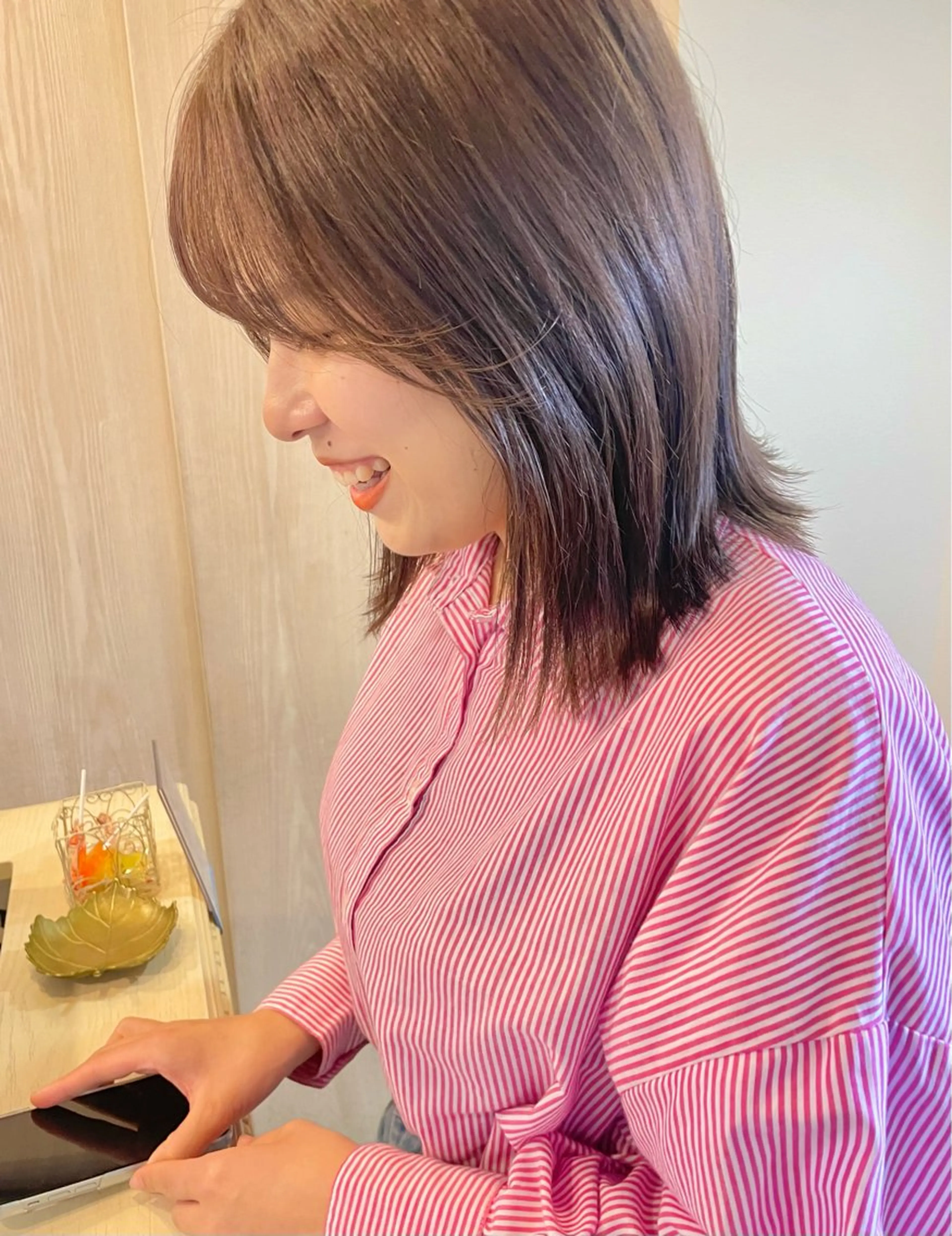 ミディアム 荒牧 絵美のヘアスタイル