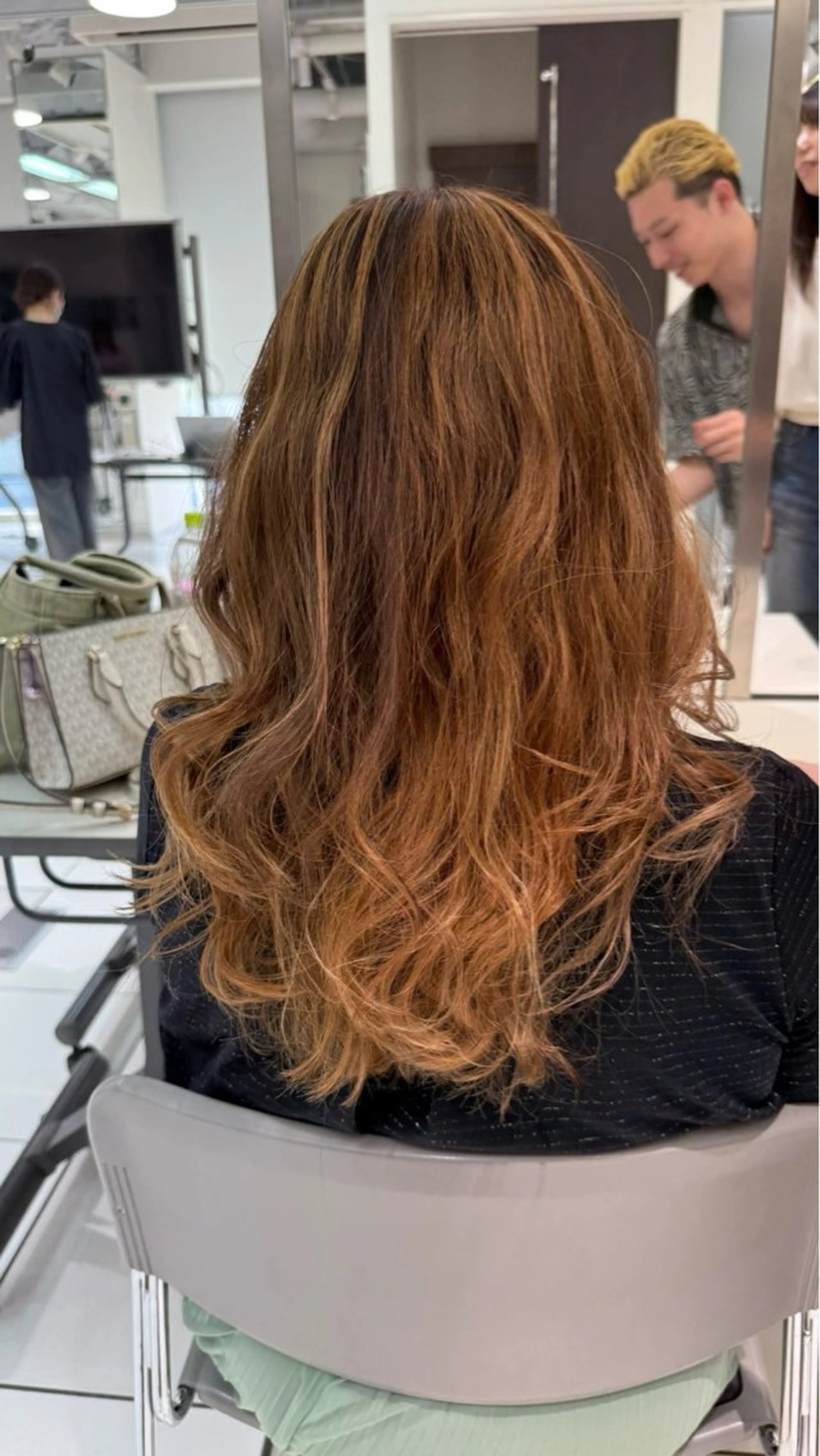 ロング カラー ブリーチ デザインカラー ヘアカラー ROSSO Hair&SPA五反野店所属・茂木 駿のヘアスタイル