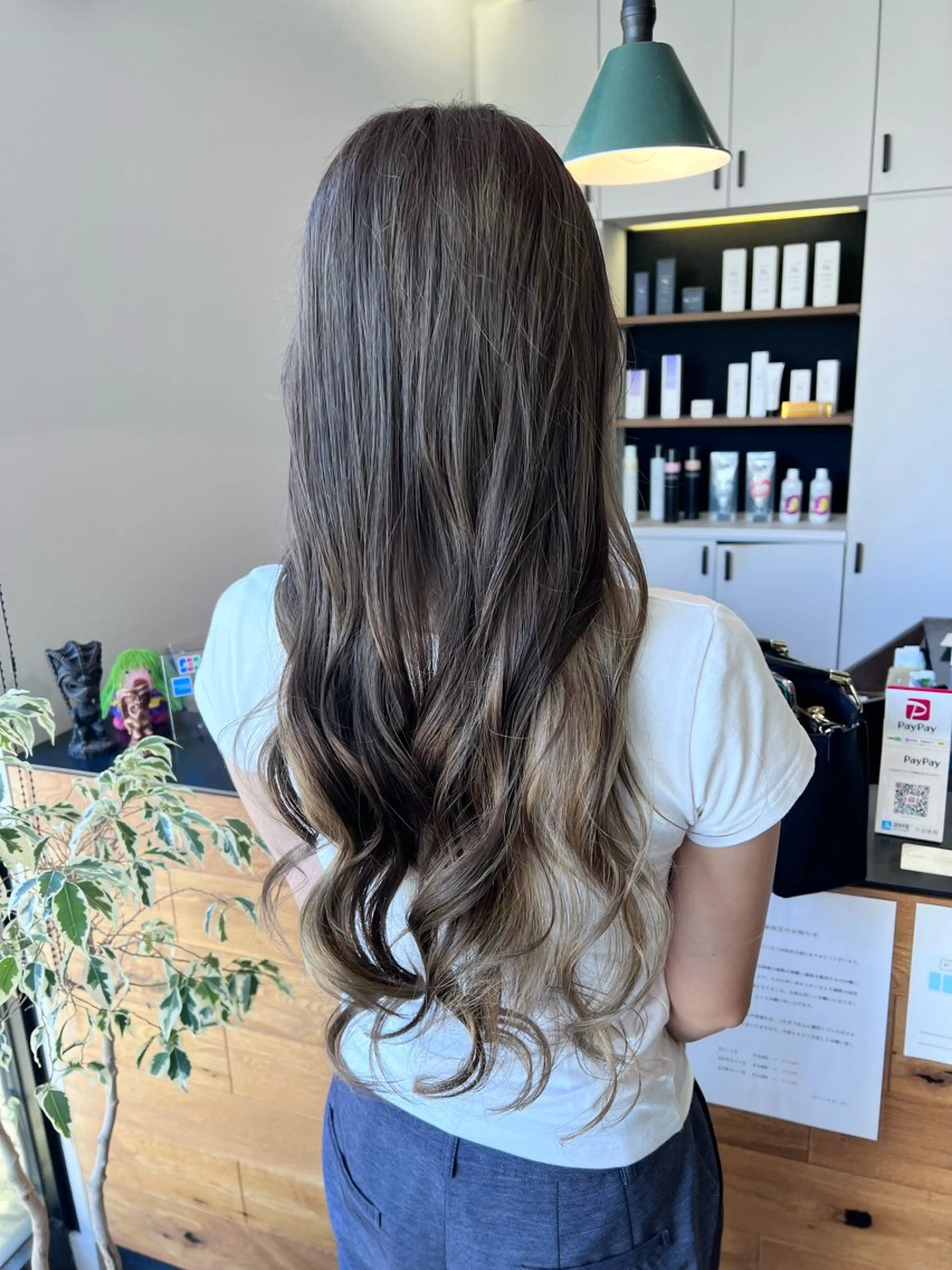 ロング カラー ベージュカラー ブリーチ グレージュ ホワイトベージュ ヘアカラー トリートメント ツキダテ ユイのヘアスタイル