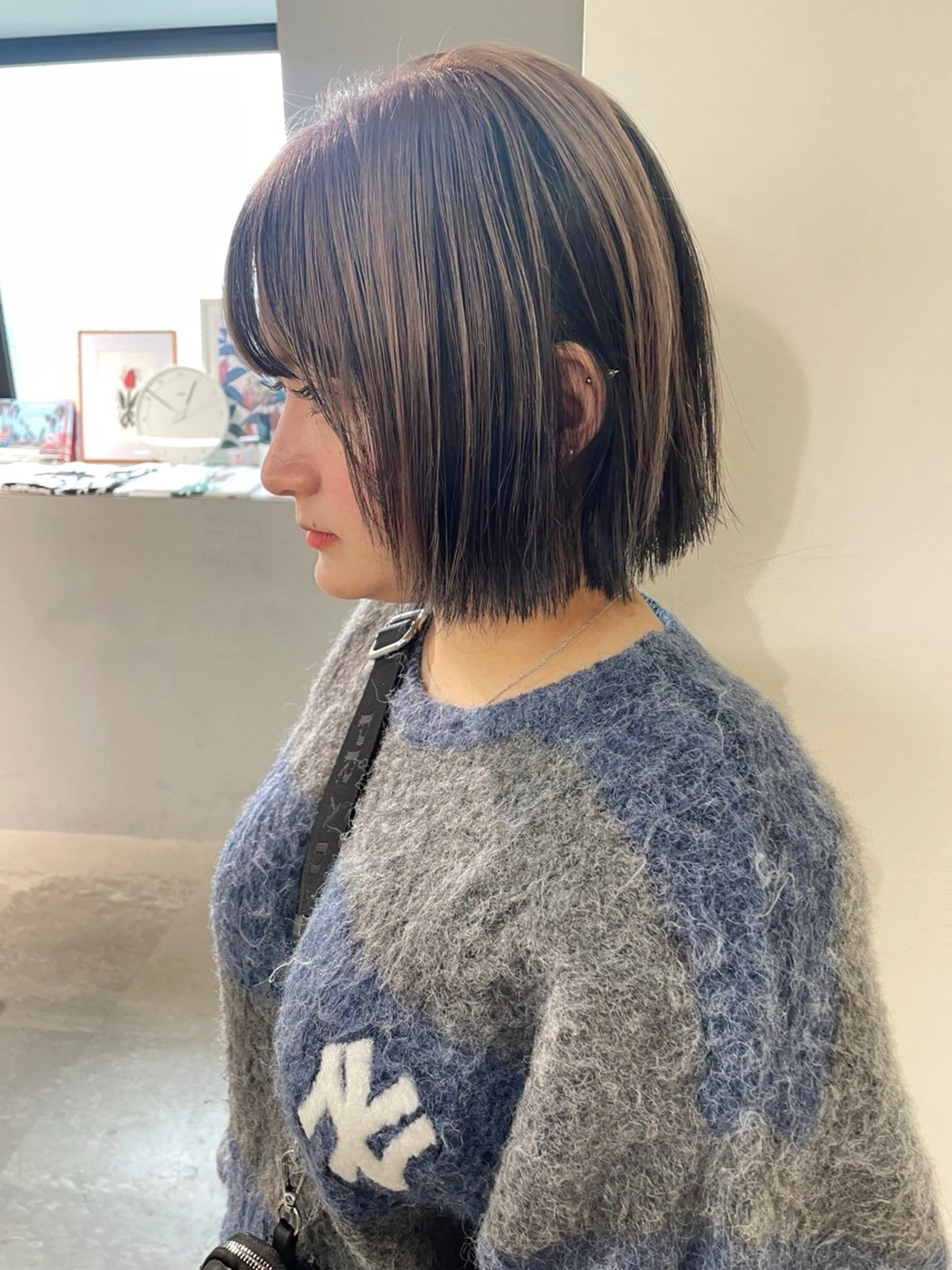 ミディアム カラー 切りっぱなしボブ ショートボブ ボブ MIU/ルーツカラー ボブ/顔周りレイヤーのヘアスタイル
