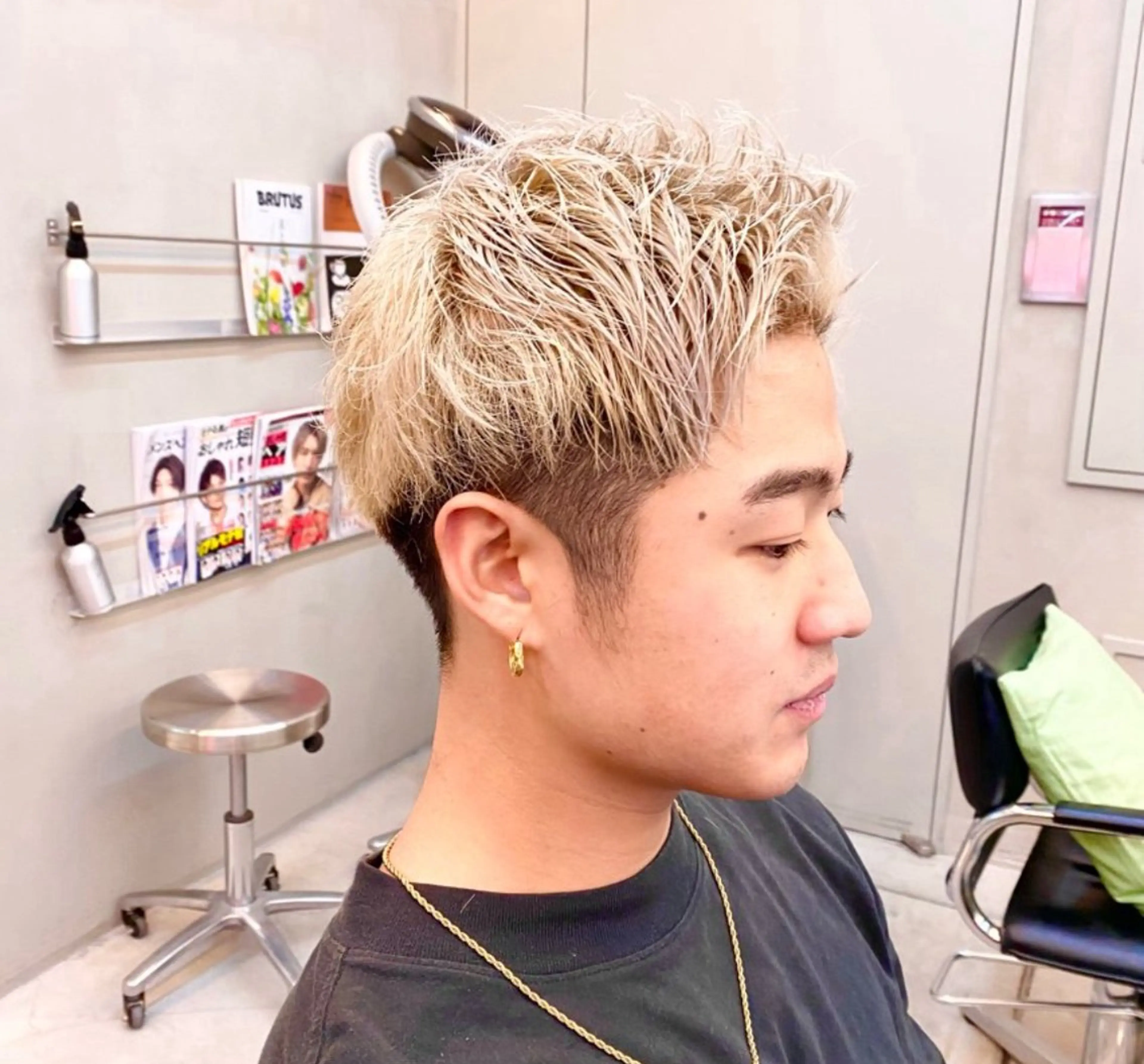 ショート カラー メンズ アップバング メンズブリーチ 刈り上げ ブリーチ ブロンド カット ヘアカラー トリートメント ✨髪質改善職人✨ デザインカラー/若林のヘアスタイル