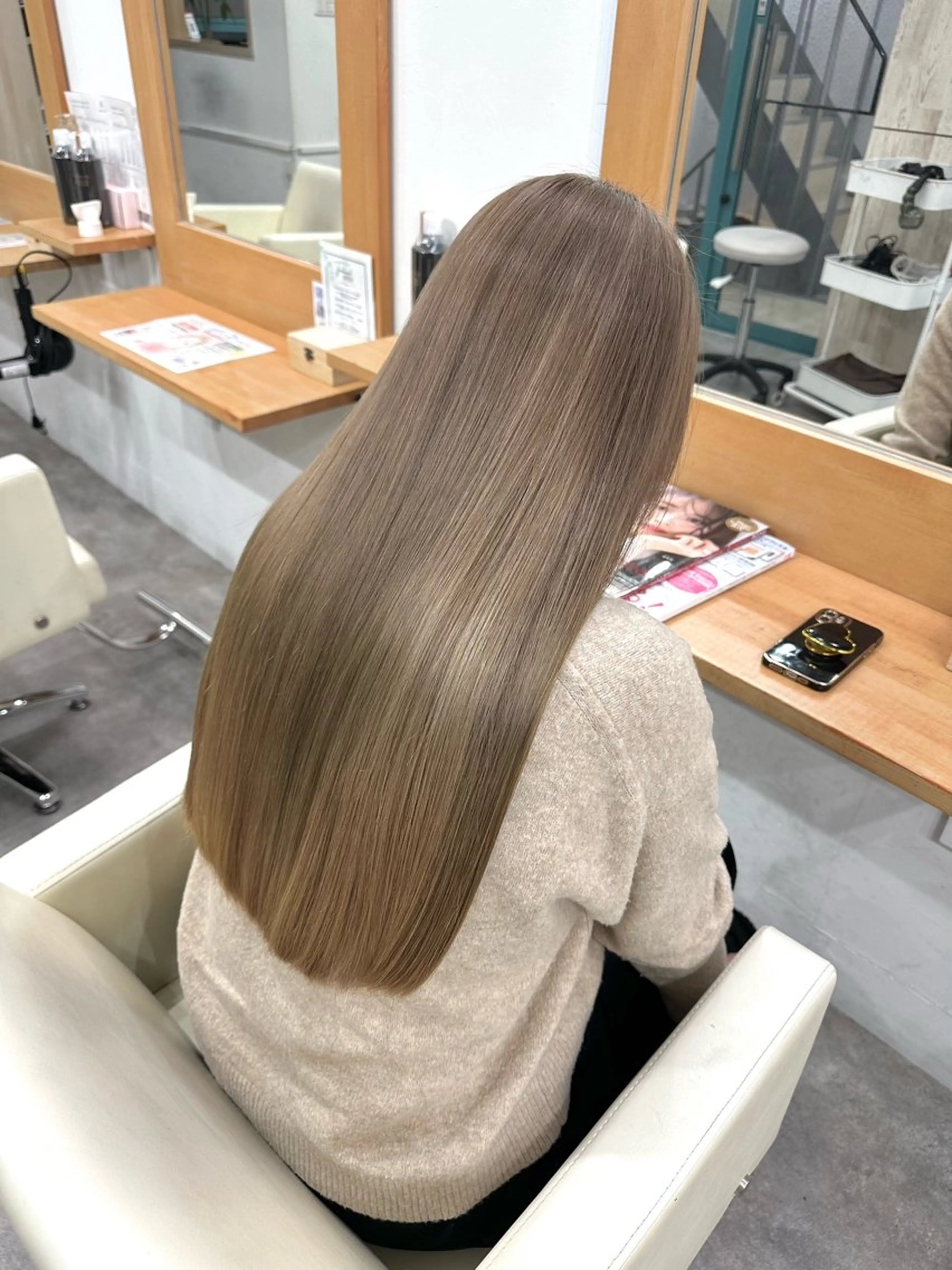 ロング カラー ヘアアレンジ アッシュ ベージュカラー ブリーチ カット ヘアカラー SALOWIN京都河原町Suite店所属・外国人風レイヤー/ ハイトーンSHUのヘアスタイル