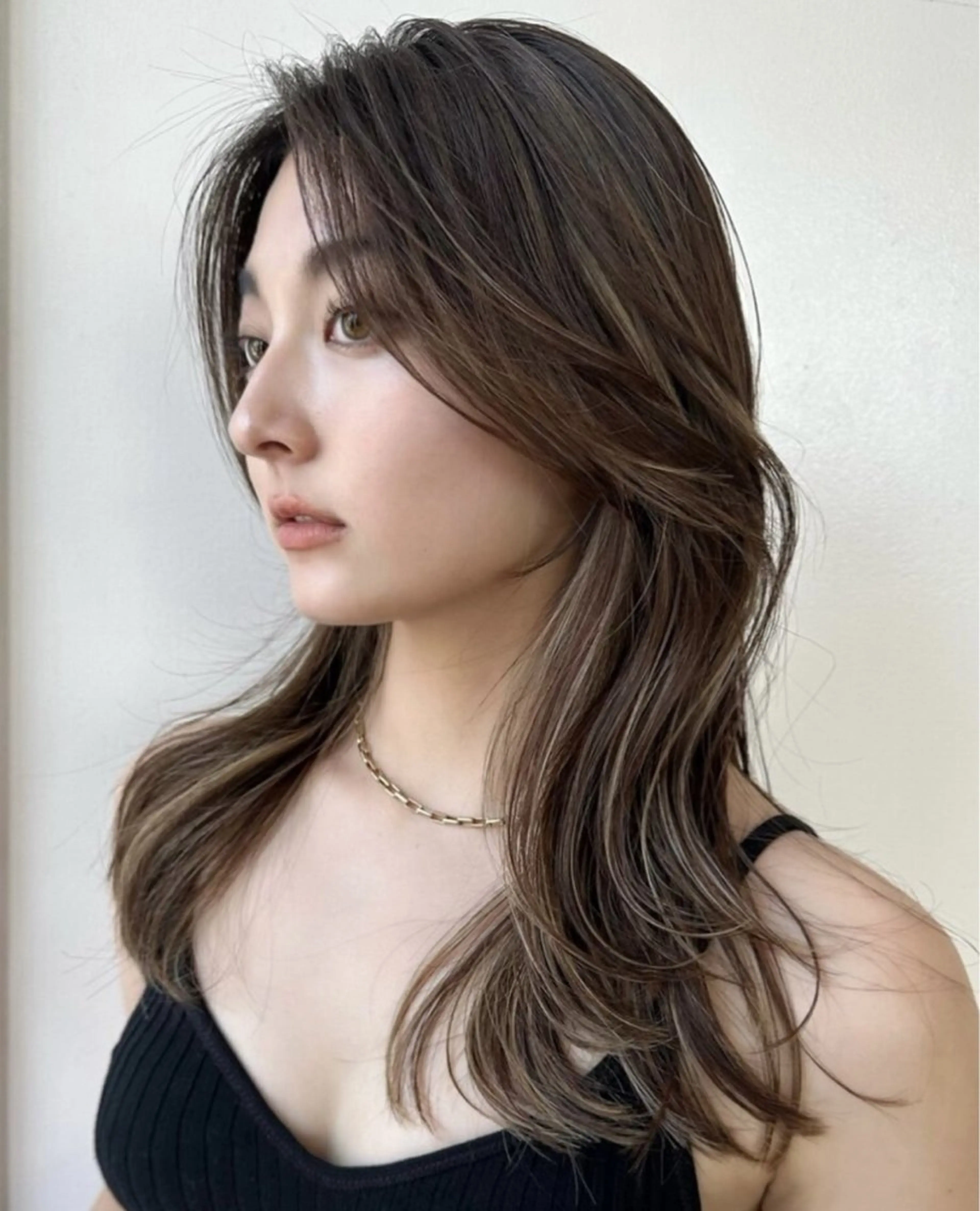 ミディアム カラー ブリーチ ハイライトカラー ハイライト レイヤーカット大人気 💛吉田百花のヘアスタイル