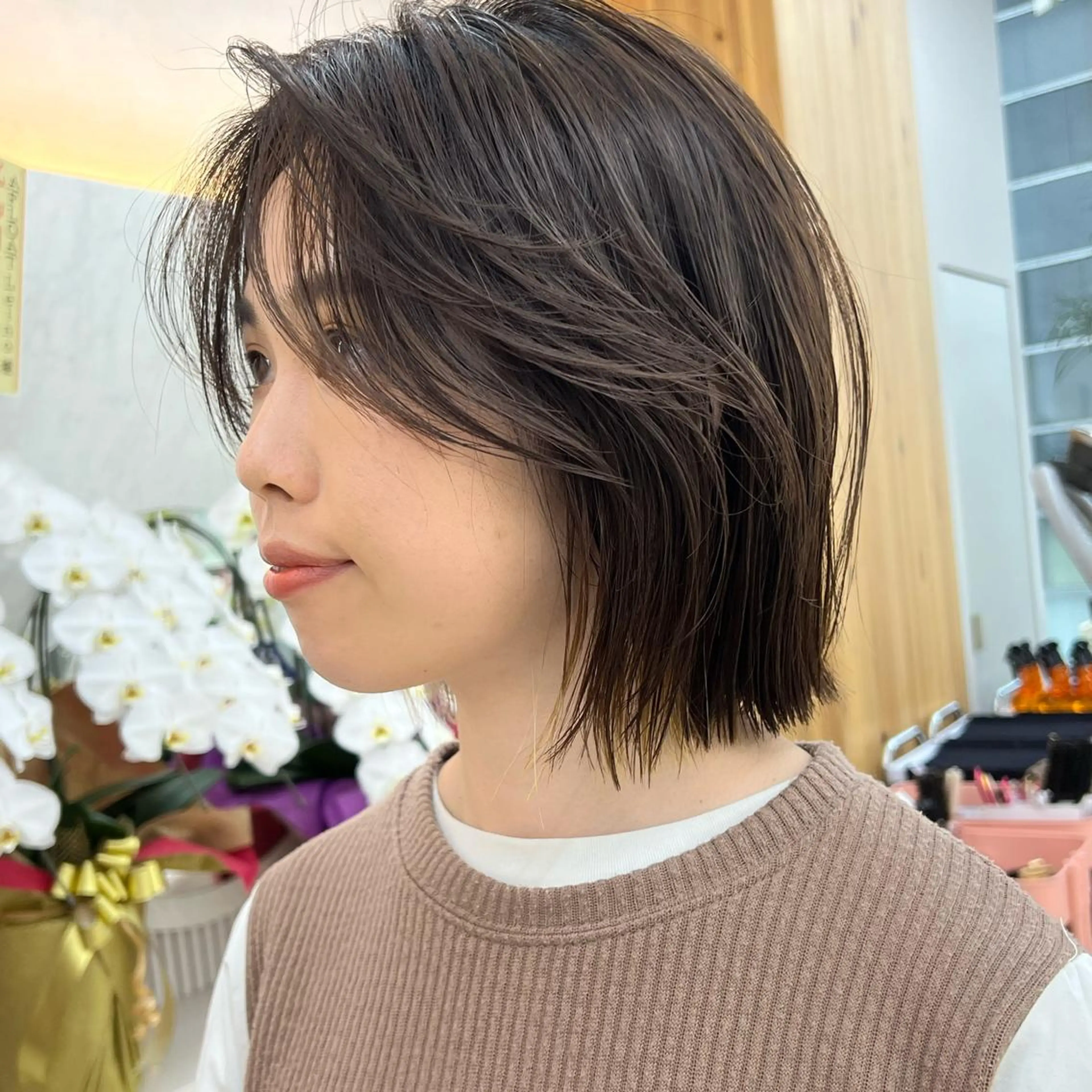 ショート カラー 切りっぱなしボブ 前下がりボブ ベージュカラー ブリーチ グレージュ カット ヘアカラー トリートメント ニュアンスレイヤー ハイトーンカラーのヘアスタイル