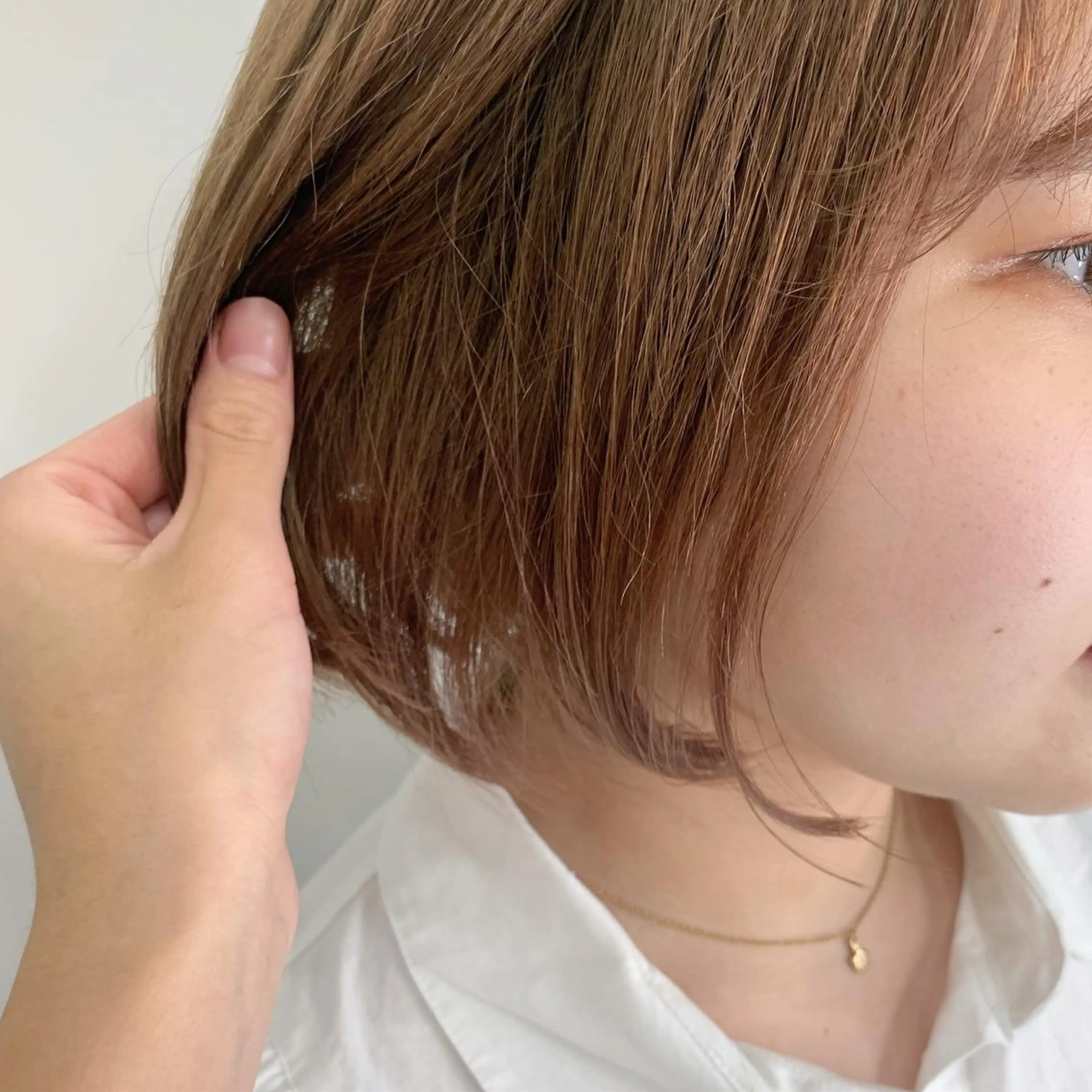 ミディアム カラー ベージュカラー ミルクティーベージュ ボブ ヘアカラー トリートメント chama レイヤーカットのヘアスタイル