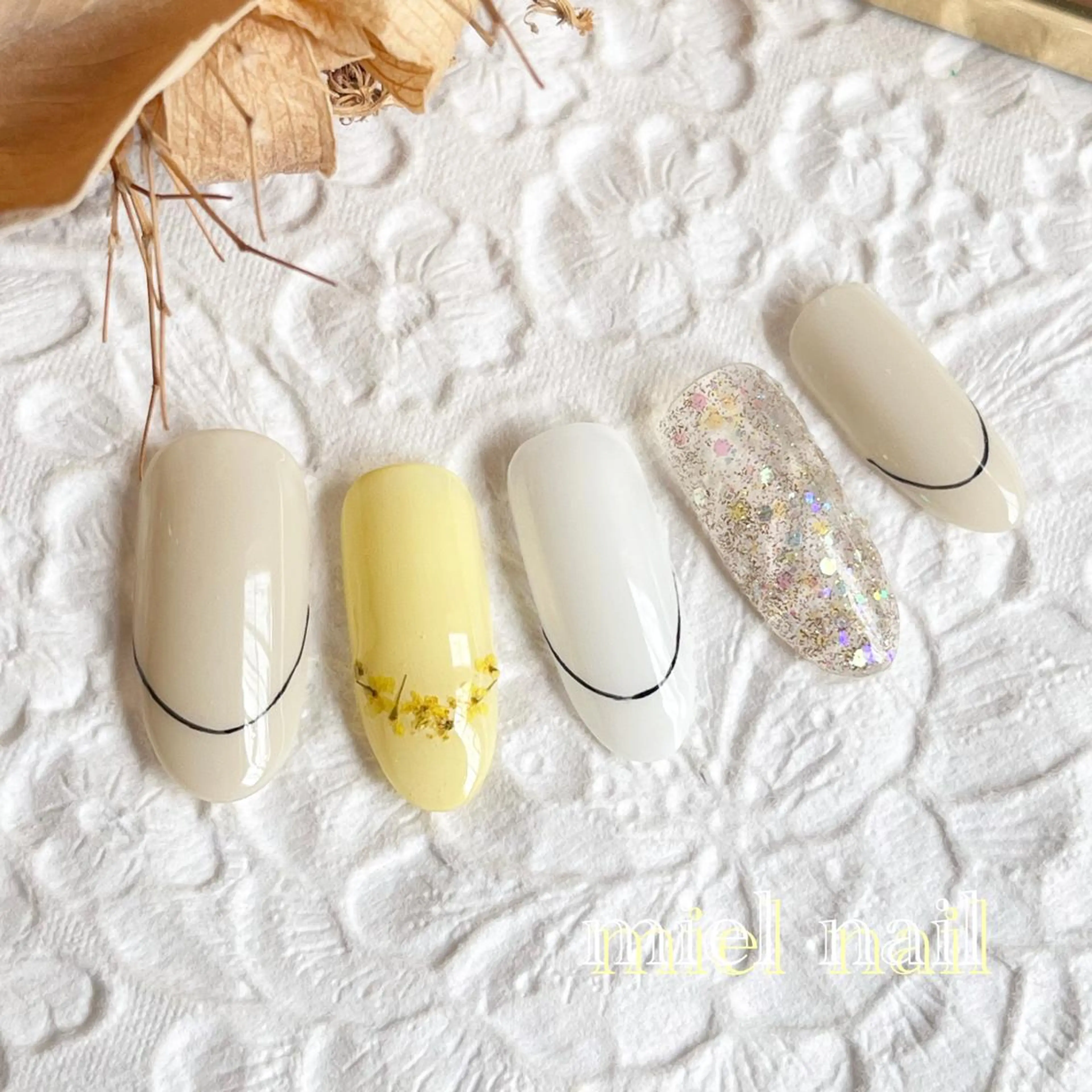 ネイル フラワーネイル フレンチネイル 春ネイル 黄色 ハンドネイル miel nailのネイルデザイン
