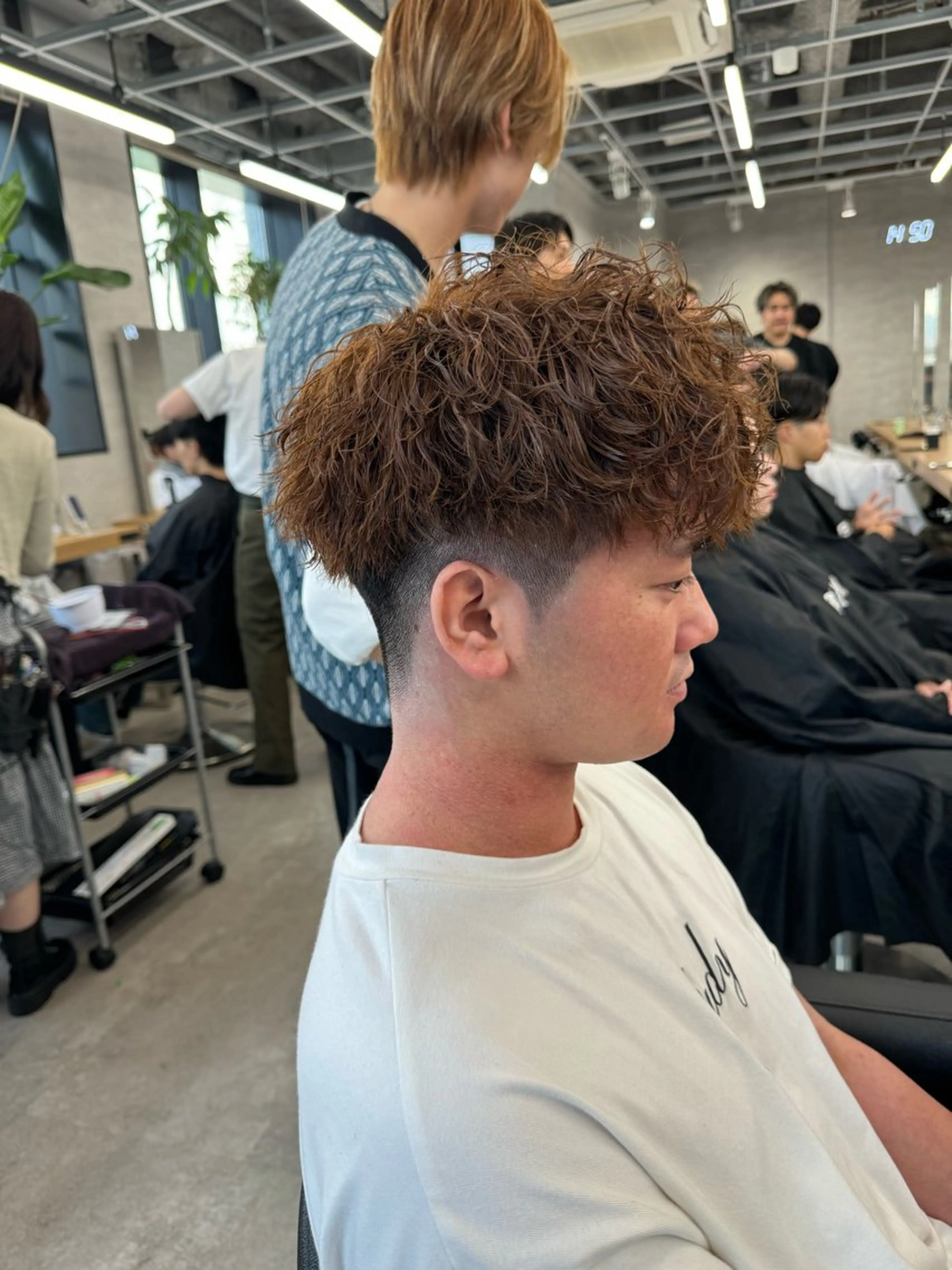ショート カラー パーマ ヘアアレンジ メンズ メンズブリーチ センターパート メンズハイライト メンズハイトーン マッシュ カット パーマ トリートメント ヘッドスパ ヘアセット スパイキー/フェザー /波巻き/かいとのヘアスタイル