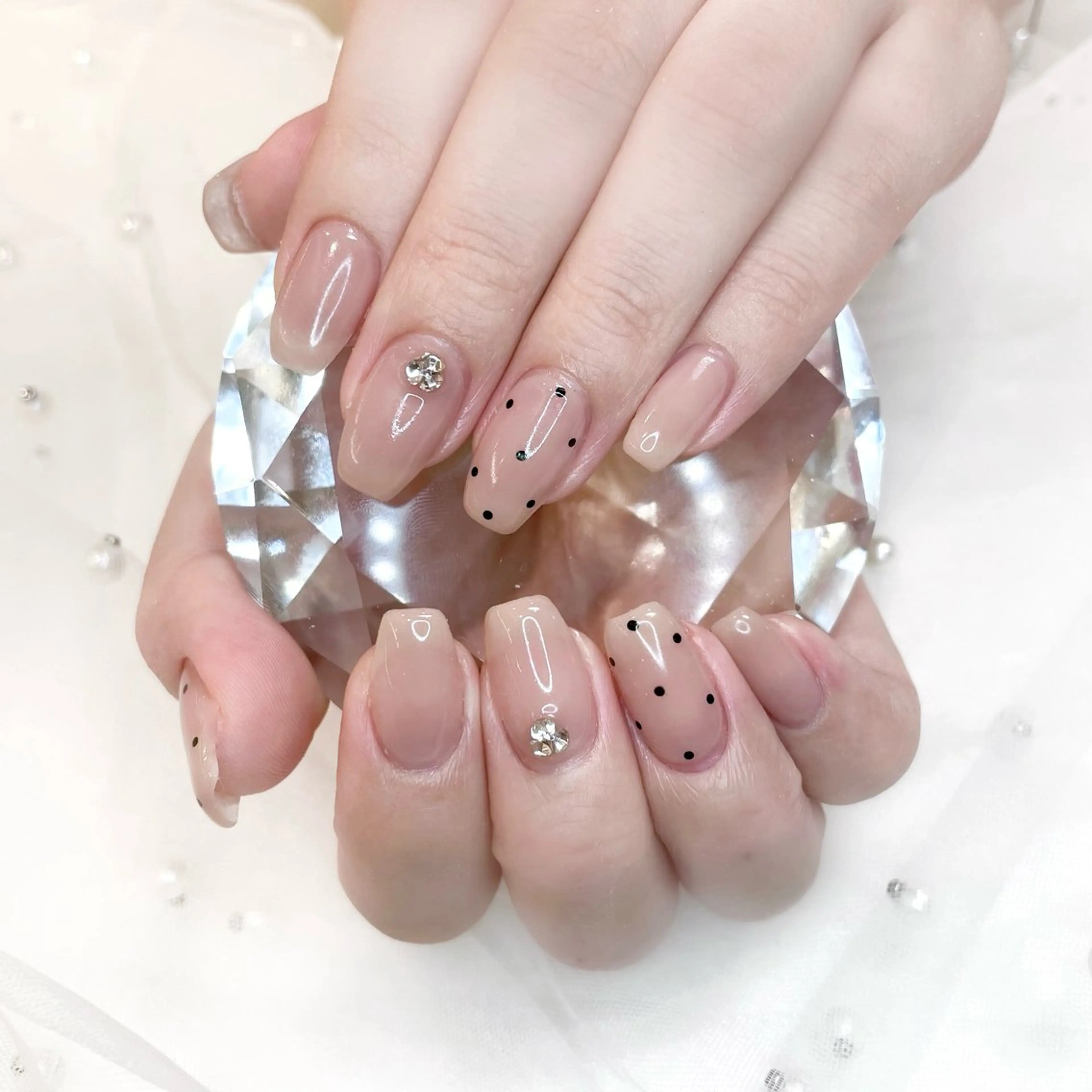 ネイル ドット ストーンネイル ハンドネイル Tsuki🌙/渋谷 /パラジェルのネイルデザイン