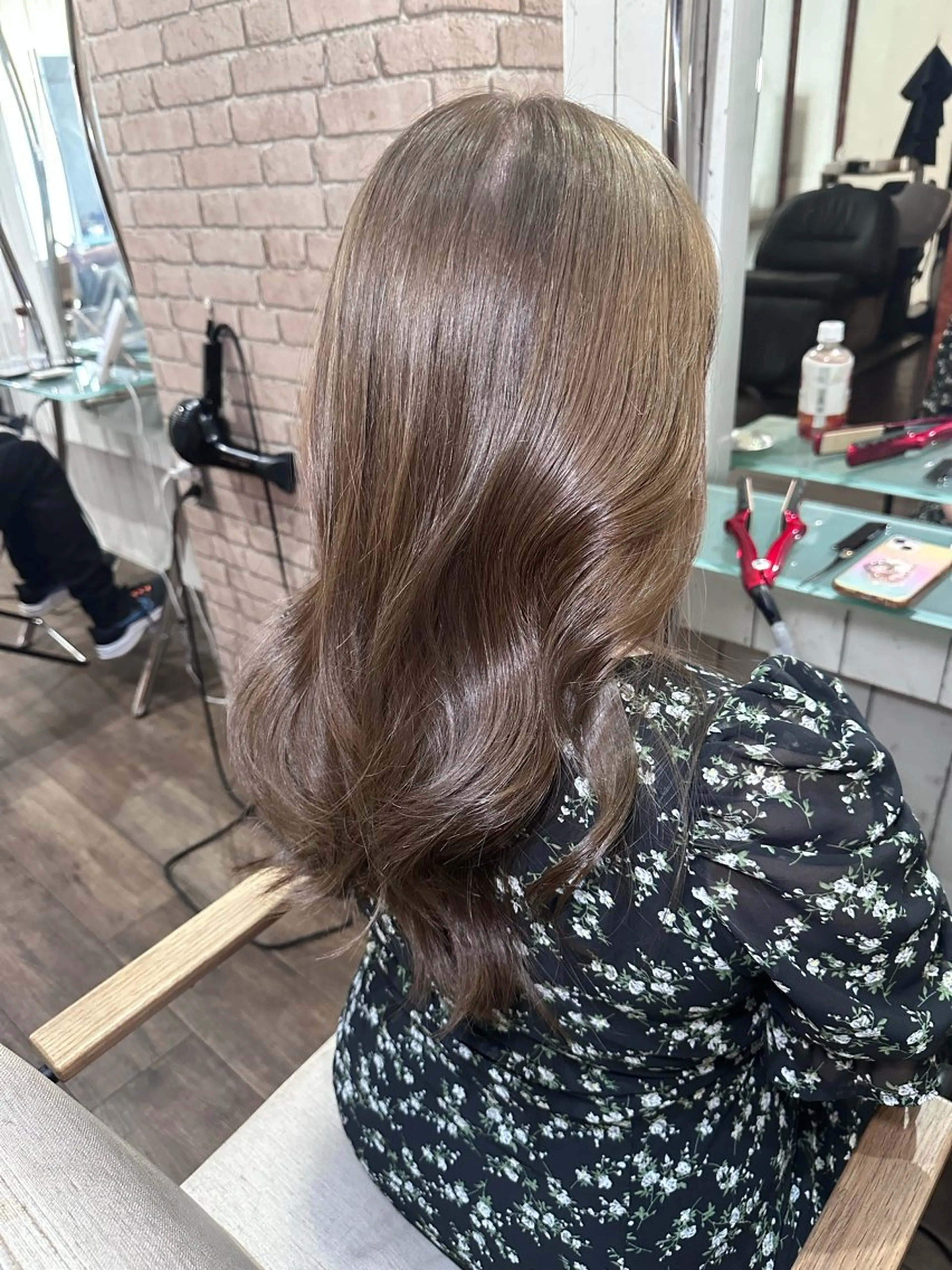 ロング カラー ヘアアレンジ ブリーチ 透明感カラー グレージュ カーキグレージュ トリートメント MiU所属・髪質改善×レイヤー で理想のツヤ髪のヘアスタイル