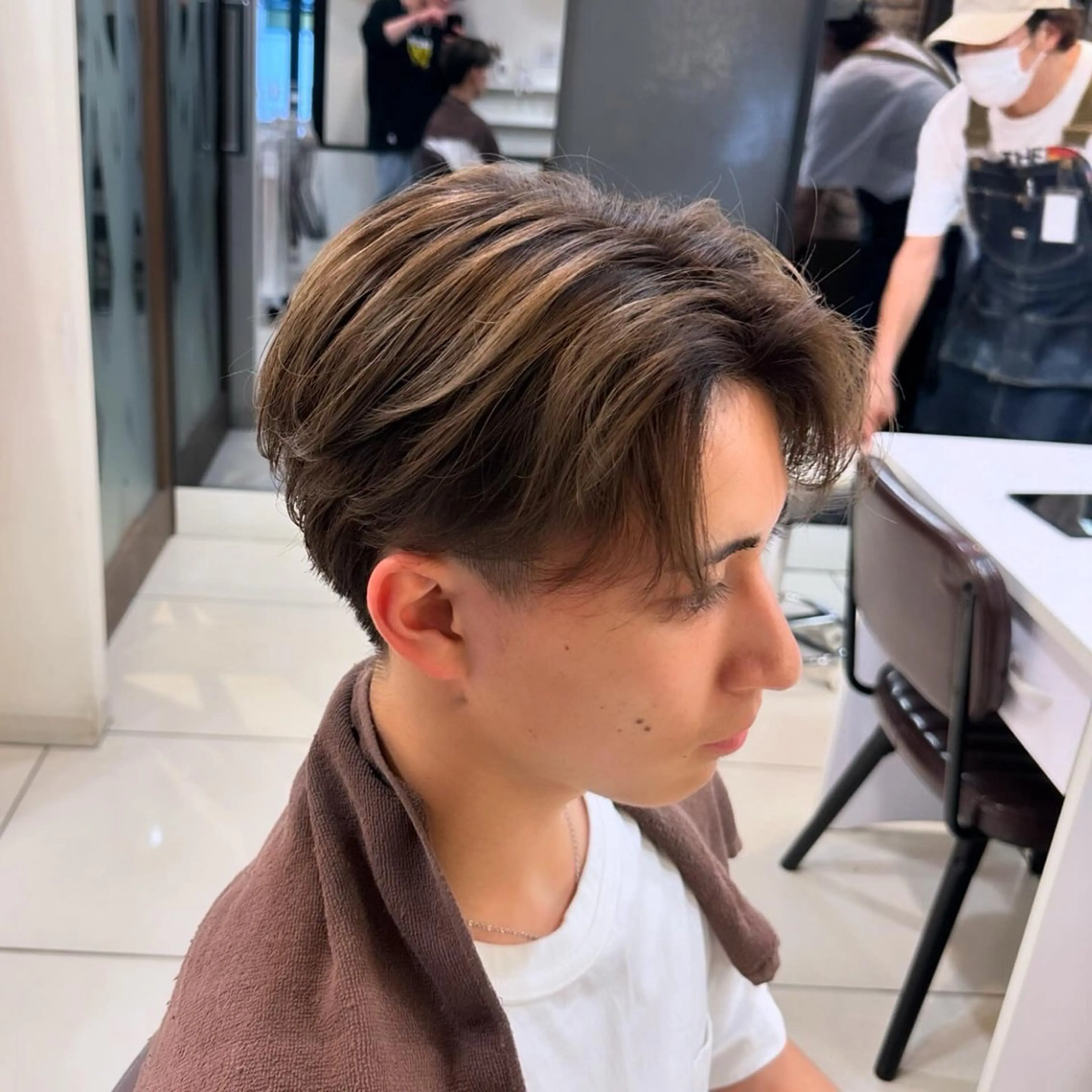 カラー メンズ カット ラウンドマッシュシャ ドウニュアンスパーマのヘアスタイル
