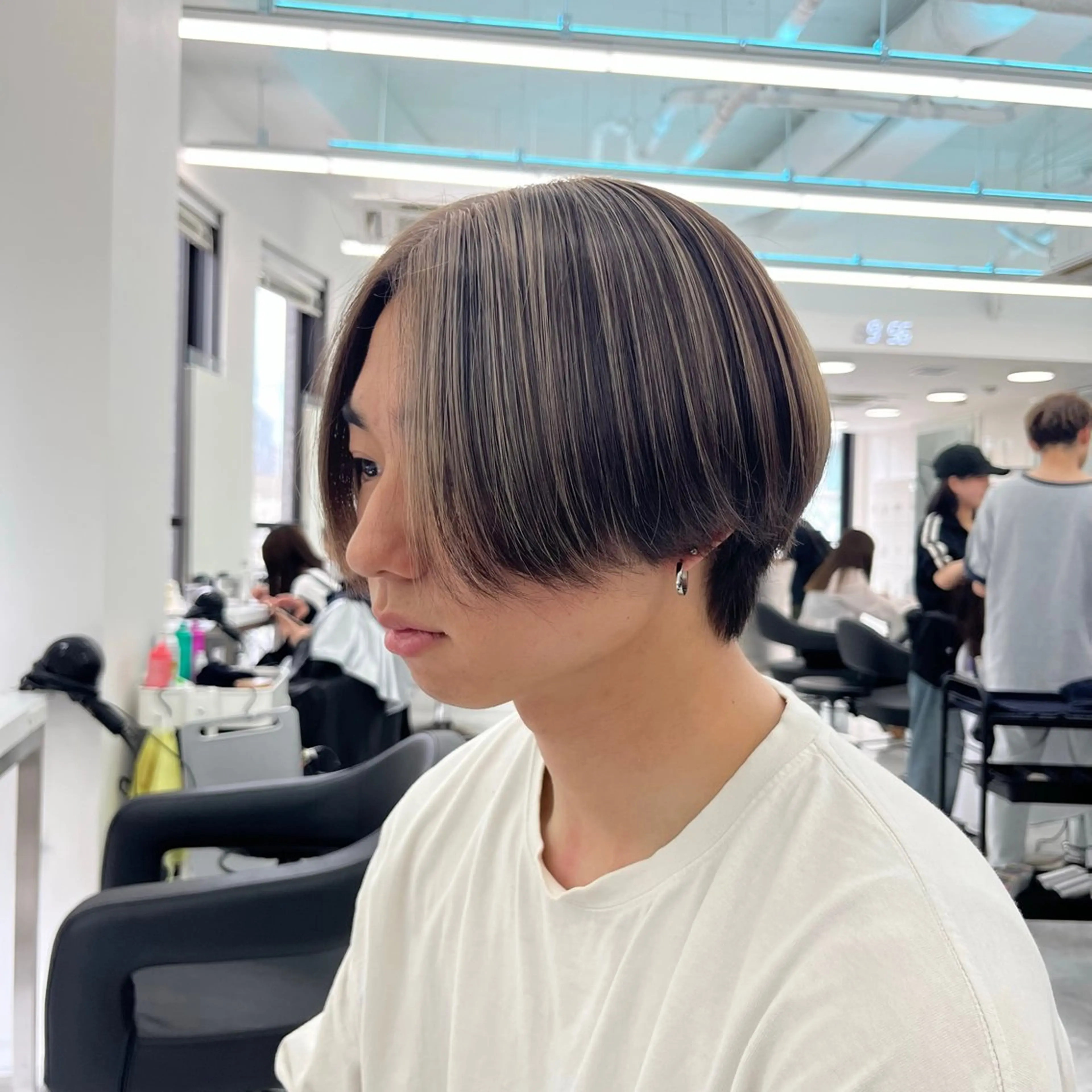 カラー メンズ メンズブリーチ メンズハイトーン ベージュカラー 黒髪 ブリーチ ヘアカラー ハイトーン/ 髪質改善/上質艶髪のヘアスタイル