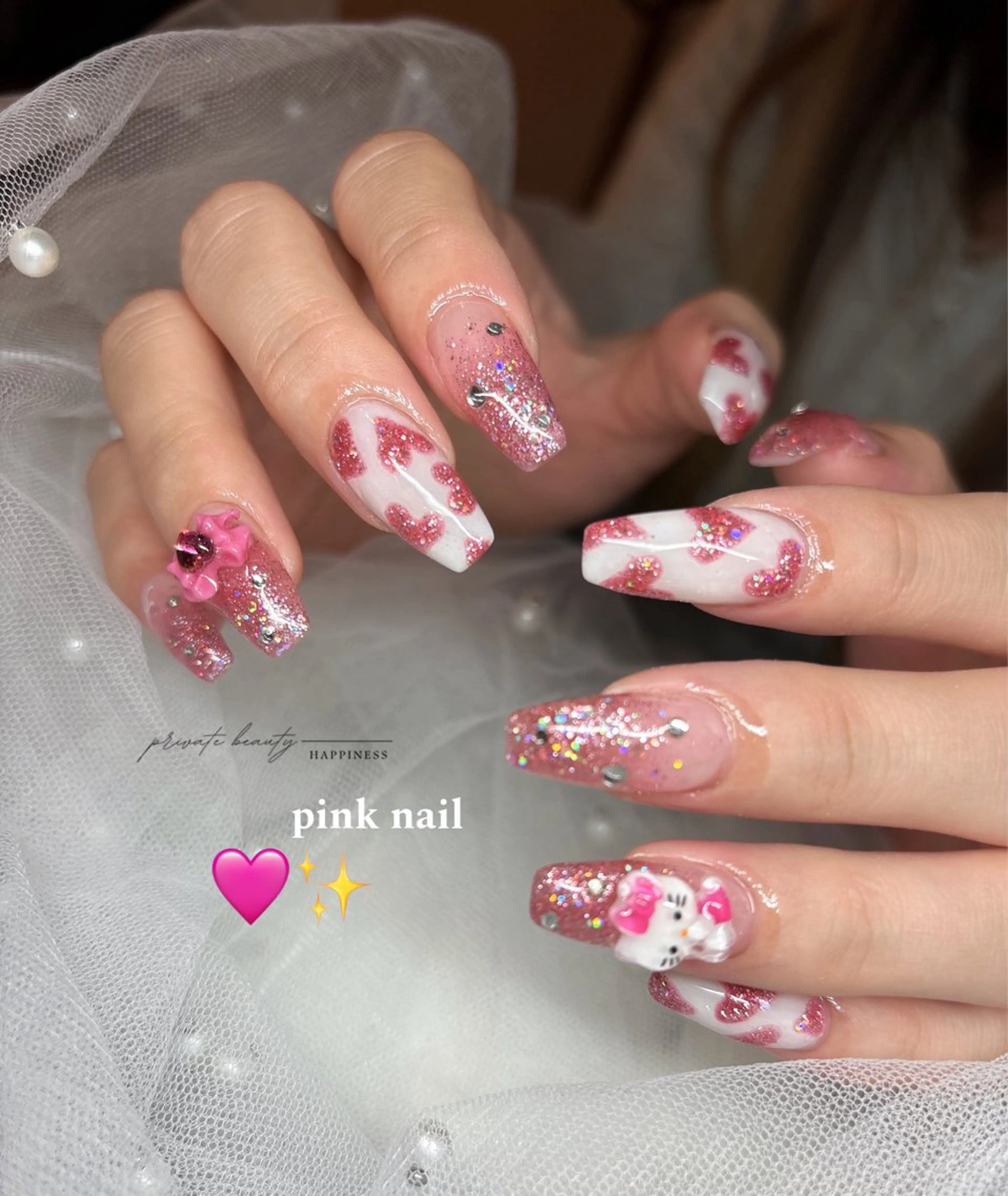 ネイル アートネイル ジェルネイル ラメ(グリッター) ロングネイル ピンク ハンドネイル happiness nailのネイルデザイン