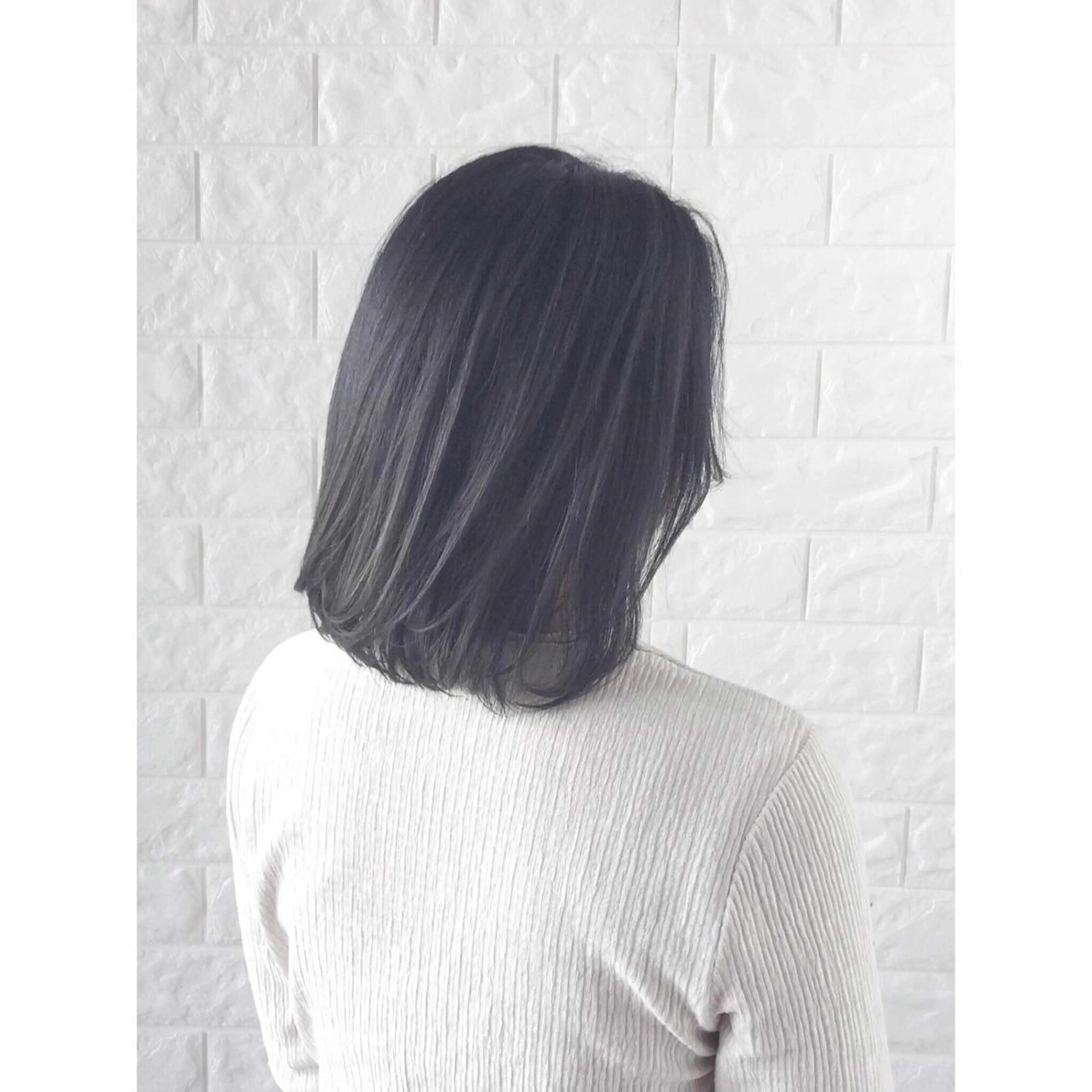 ミディアム カラー ブリーチ 透明感カラー ダークグレー イルミナカラー KIZU 髪質改善 オカルト怪談のヘアスタイル