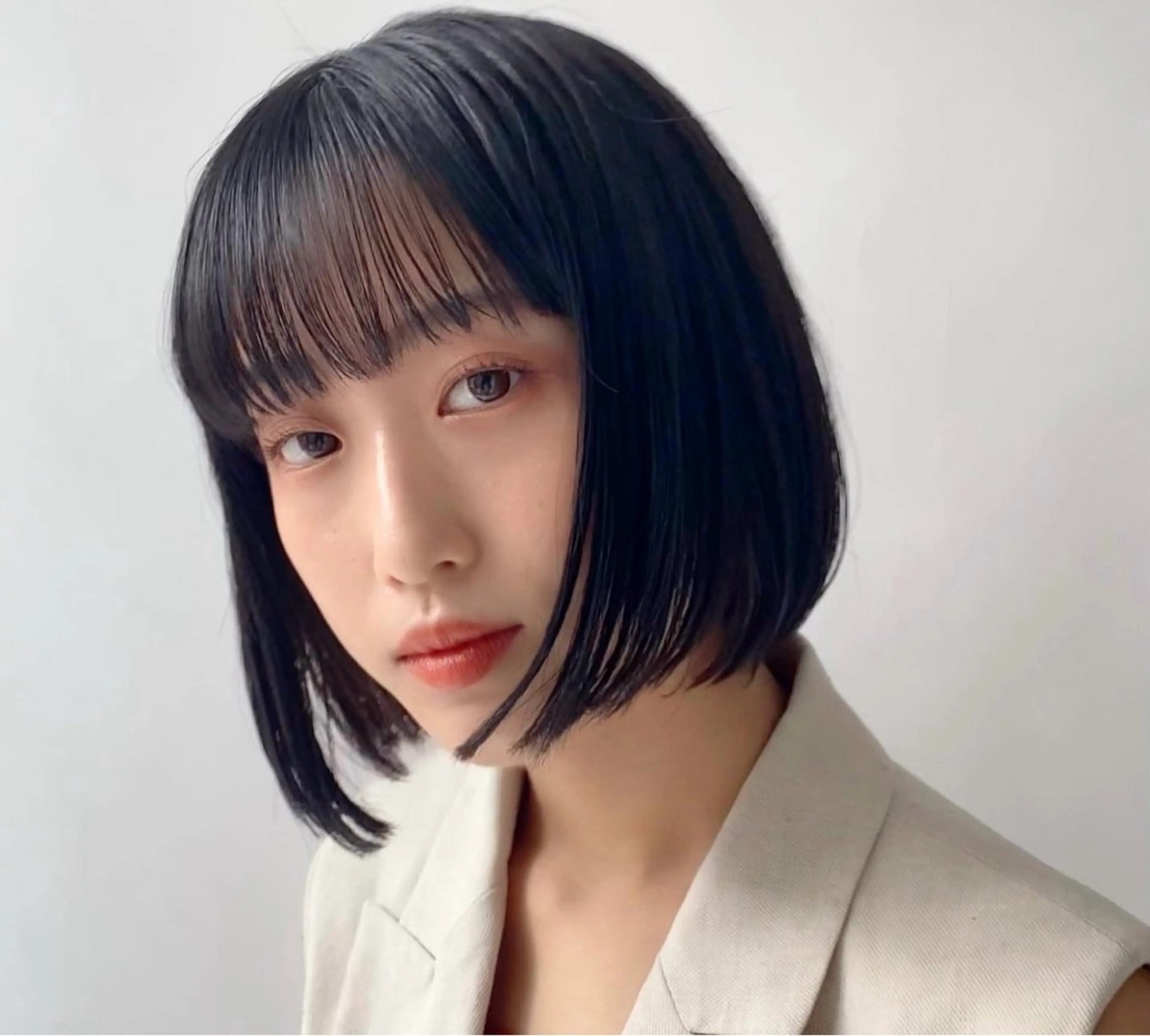 ショート 切りっぱなしボブ ワンレンボブ ボブ 外ハネヘア カット ヘアカラー foto所属・𝐁𝐋𝐔𝐄𝐓 /代表 / 荒井史行のヘアスタイル