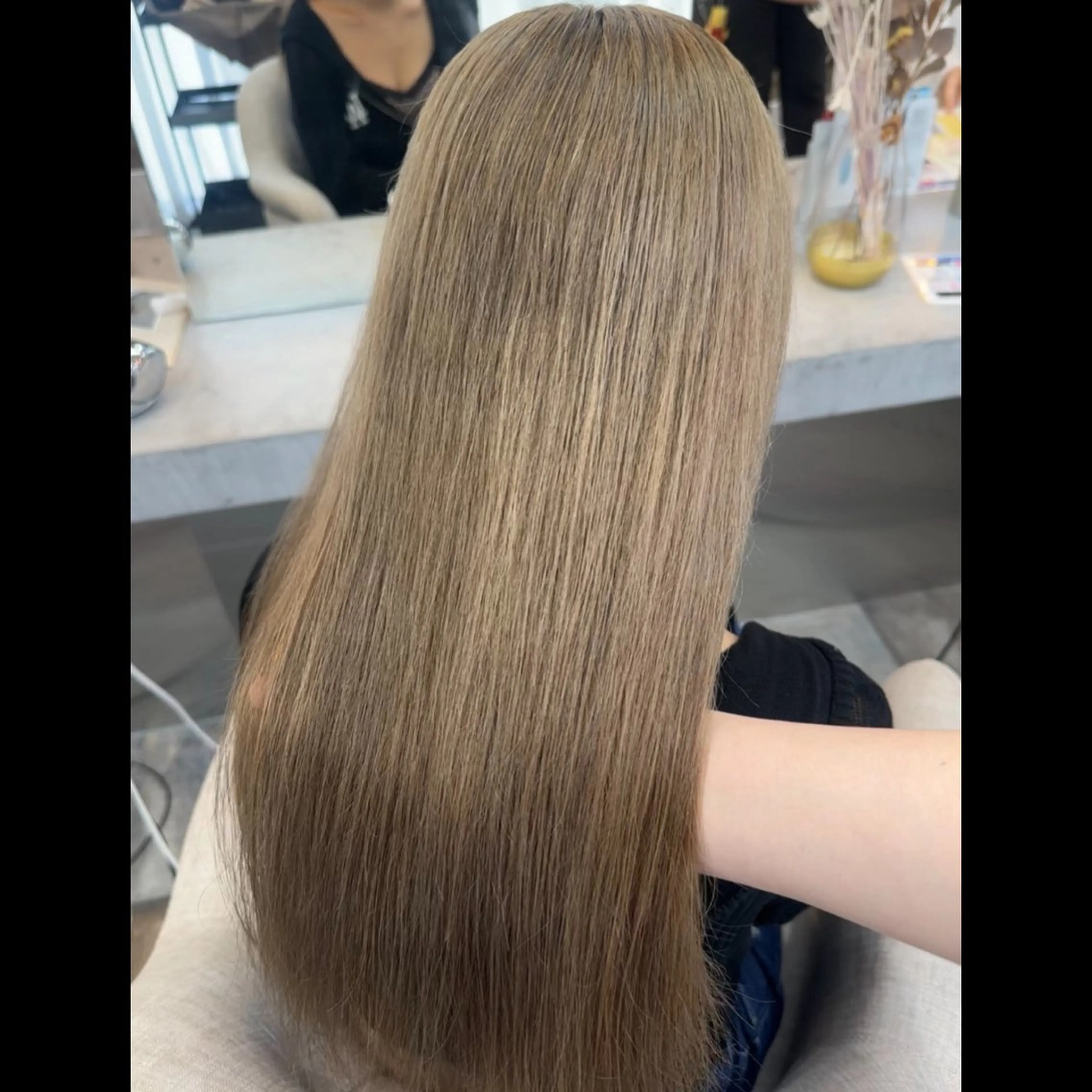 ロング カラー ヘアアレンジ ベージュカラー ブリーチ ハイトーンカラー ミルクティーベージュ ヘアカラー 🖤kana/ Lovis浦和🖤のヘアスタイル