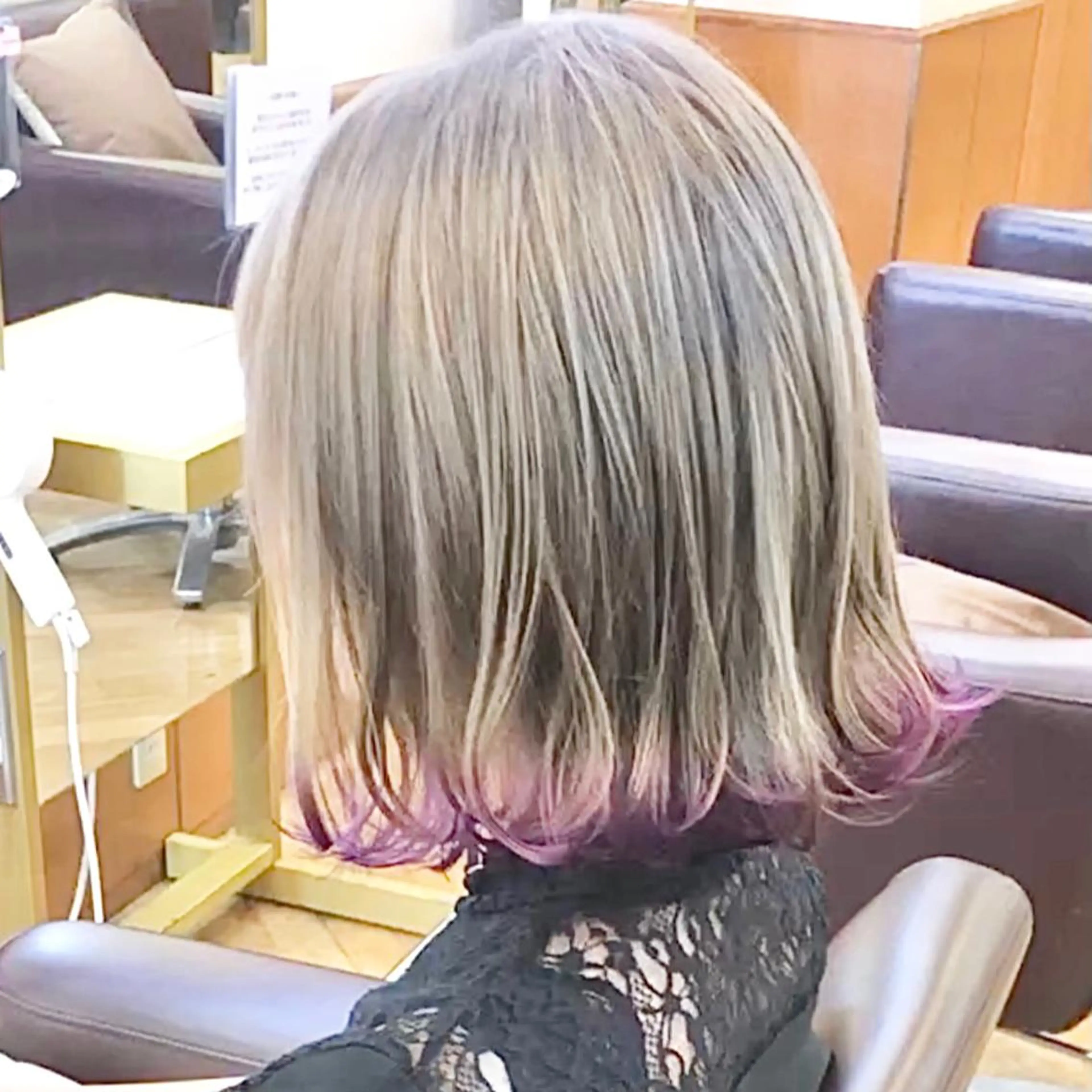 ショート カラー ヘアアレンジ キッズ 前下がりボブ ショートボブ ブリーチ グレージュ シルバー さわ きょうすけ/ ボブ髪質改善ショートのヘアスタイル