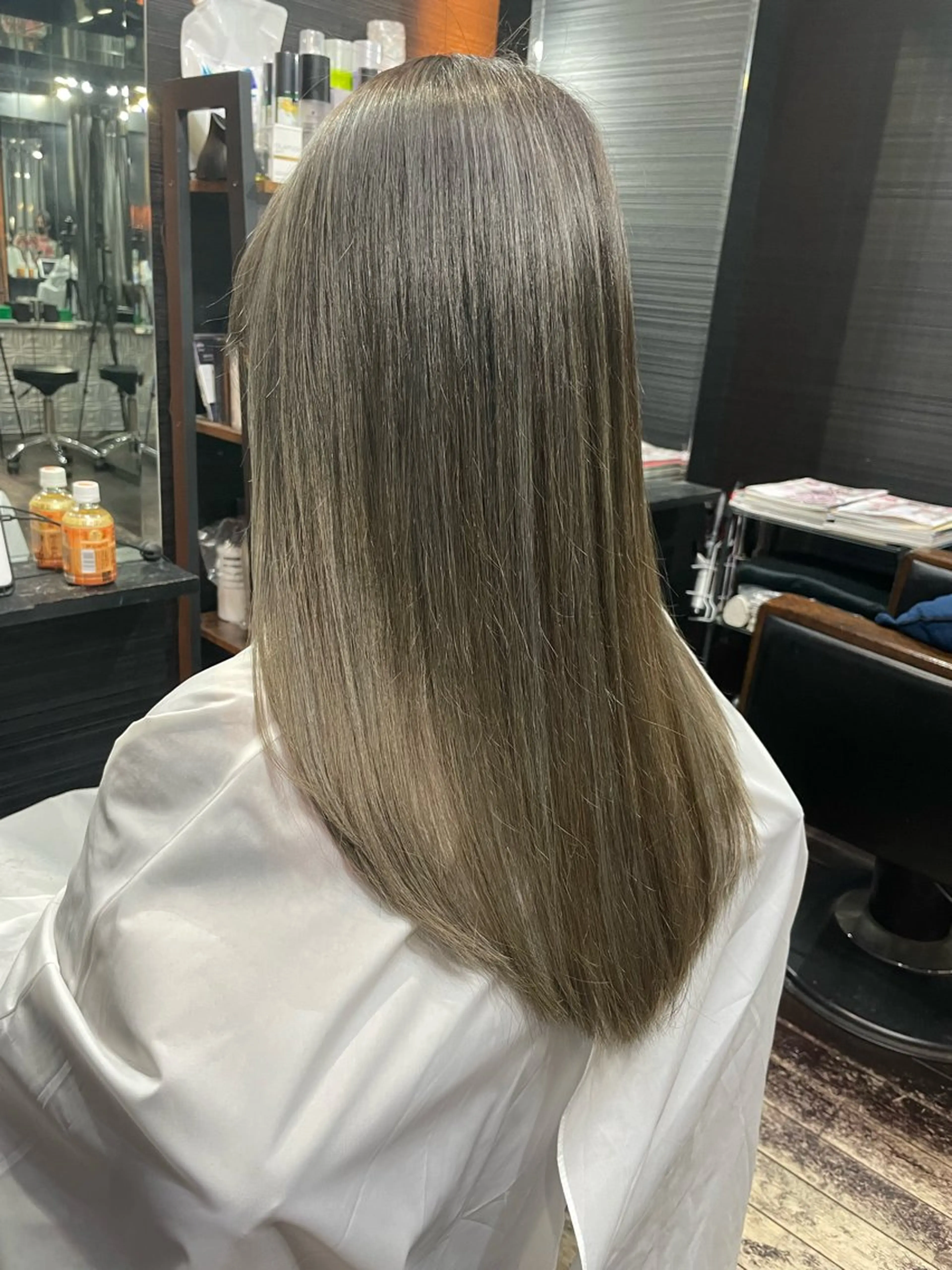 セミロング カラー ハイライトカラー オレンジ ハイライト カット ヘアカラー VERONIQUE所属・山本 雅由のヘアスタイル