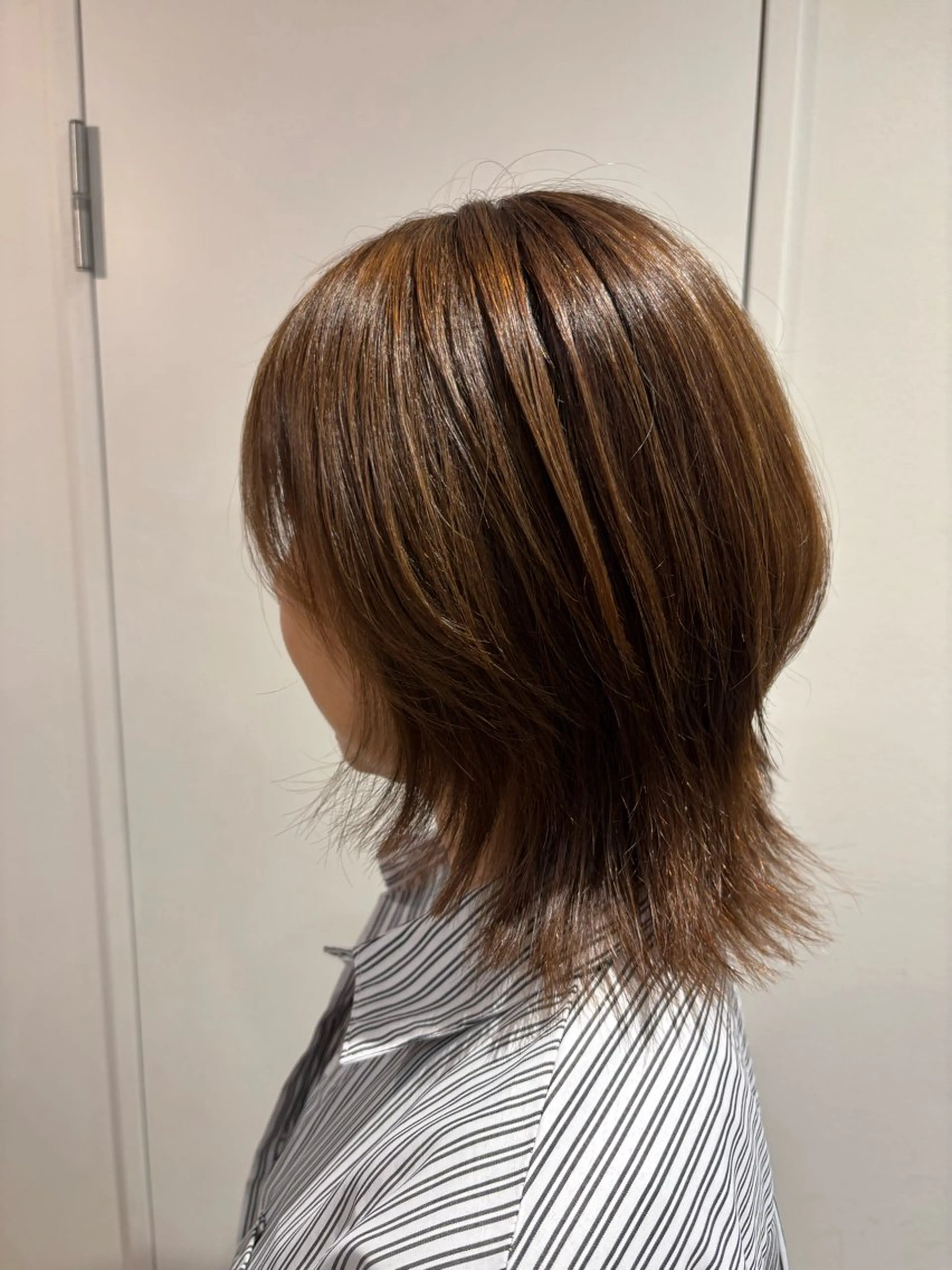 ウルフヘアカットモデル、顎下​〜​鎖骨上の写真