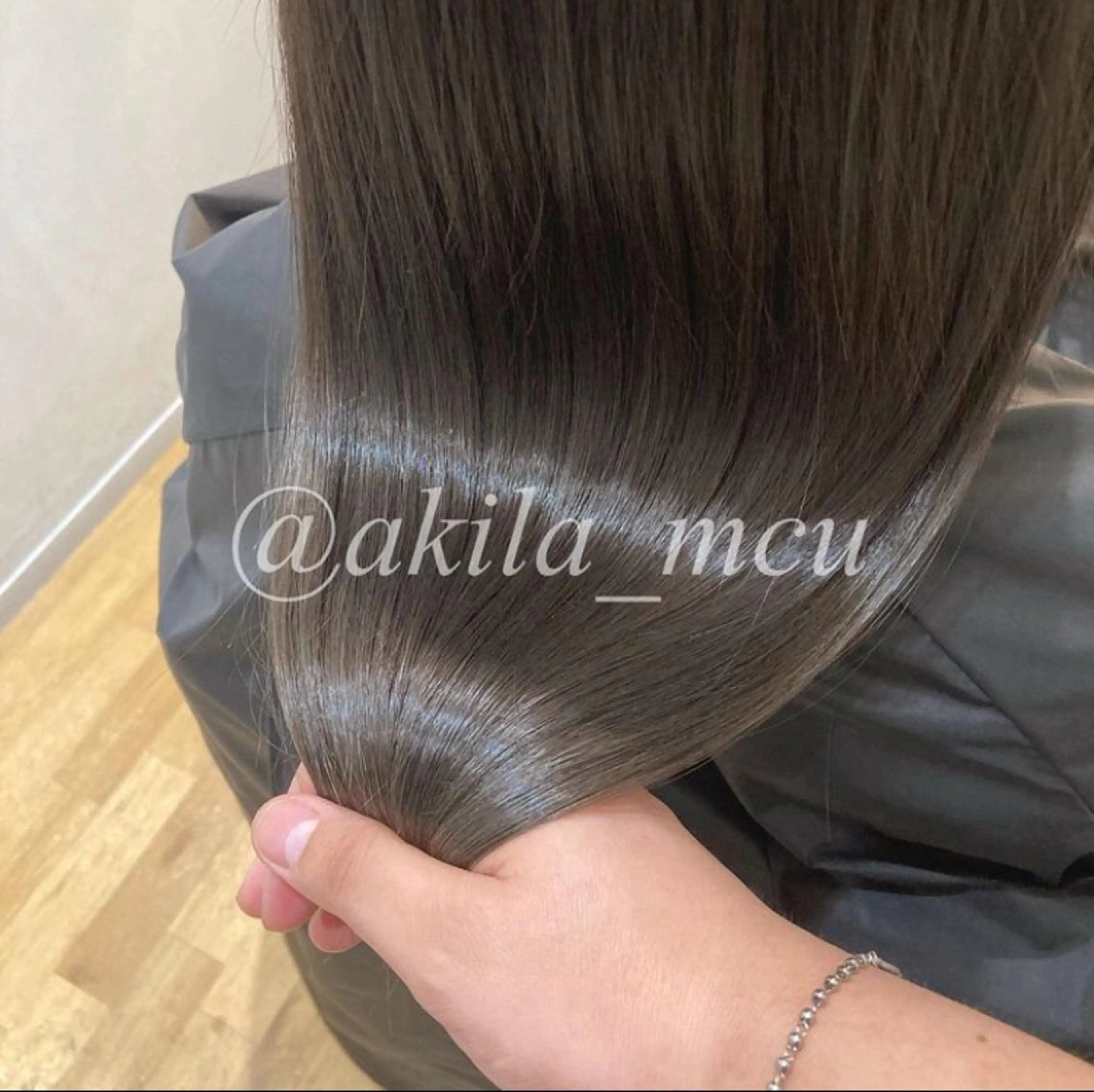 セミロング カラー ヘアアレンジ アッシュ アッシュグレー ブリーチ 透明感カラー ダブルカラー エグチ アキラのヘアスタイル