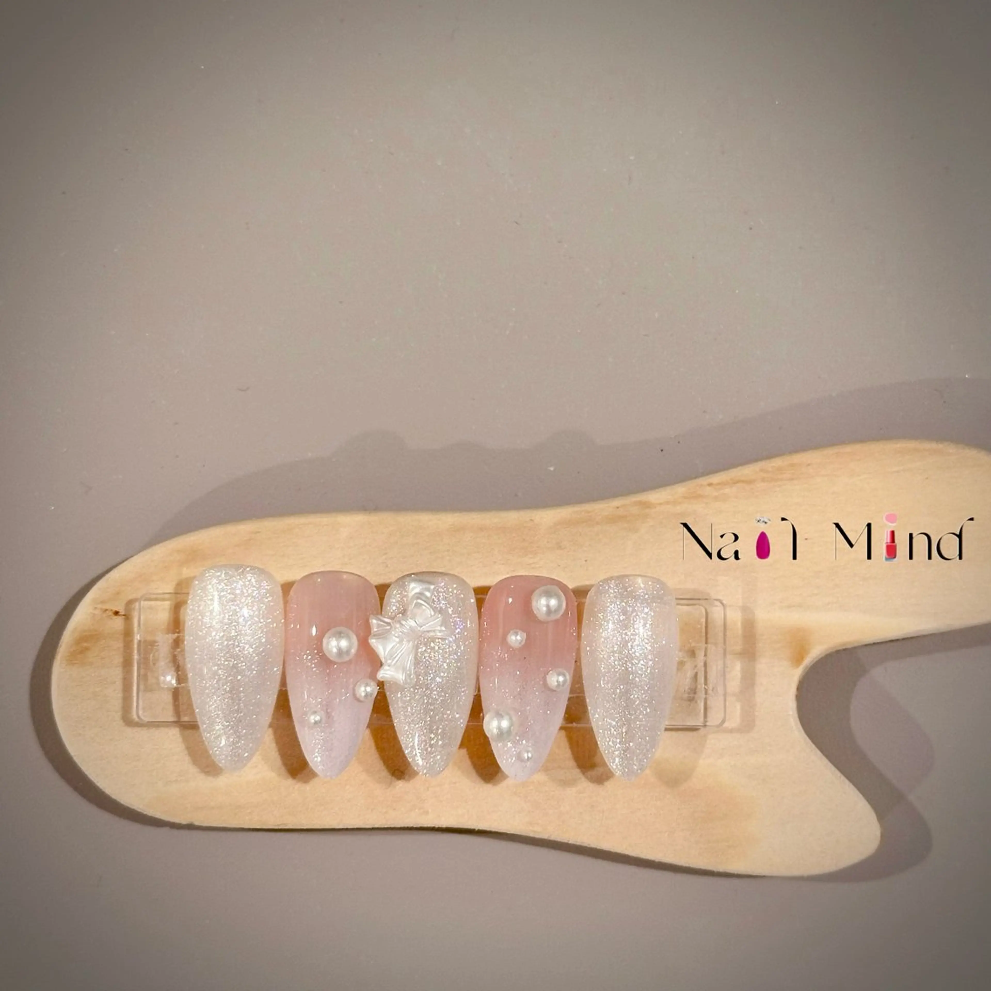 ネイル ラメ(グリッター) リボン ホワイト ハンドネイル Nail Mind (NaONail)のネイルデザイン