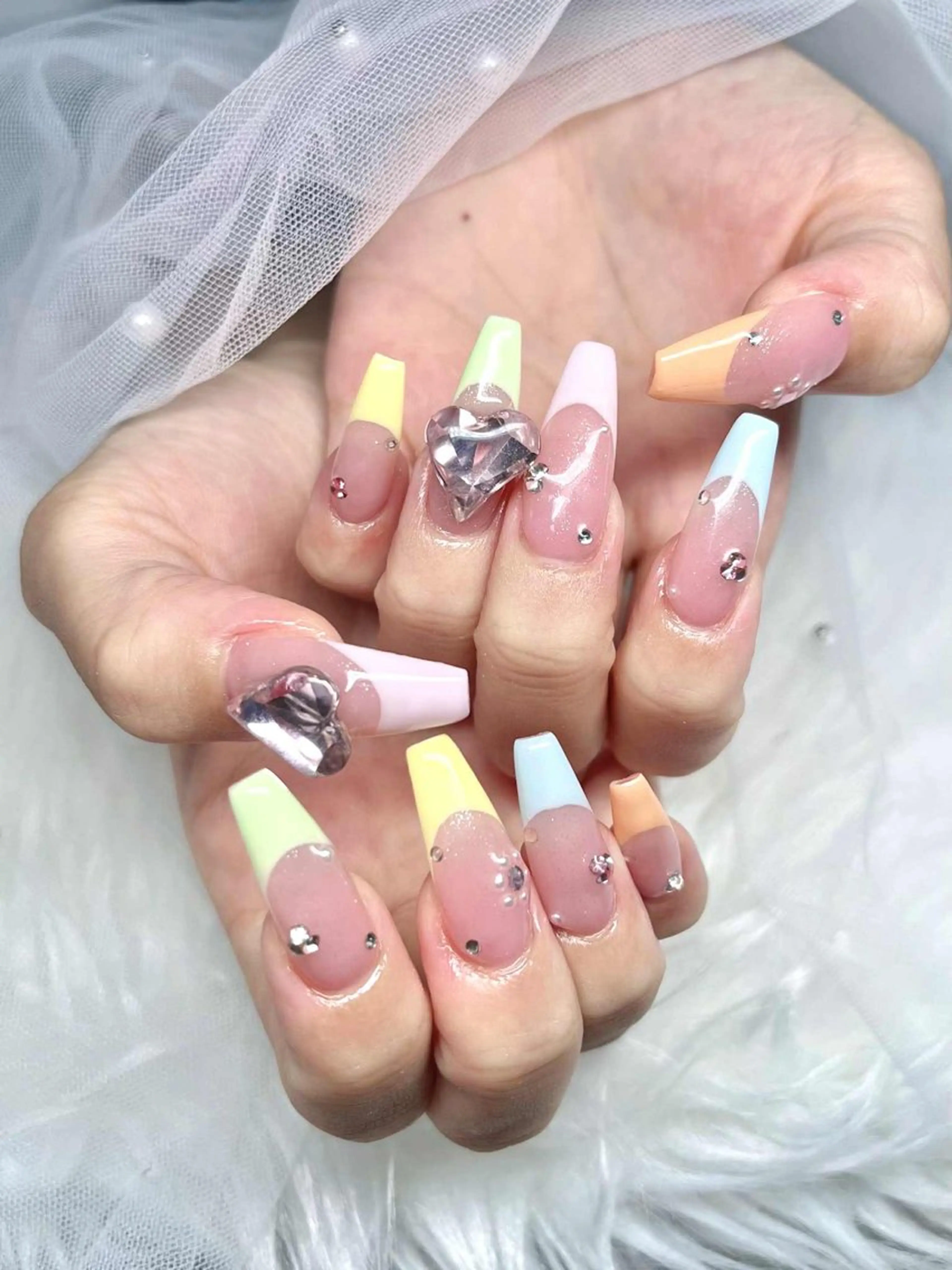 ネイル オーロラネイル フレンチネイル グラデーション 氷ネイル・うるうるネイル キラキラネイル ハンドネイル H.baby Nail Salon所属・H.baby Nail Salonのネイルデザイン