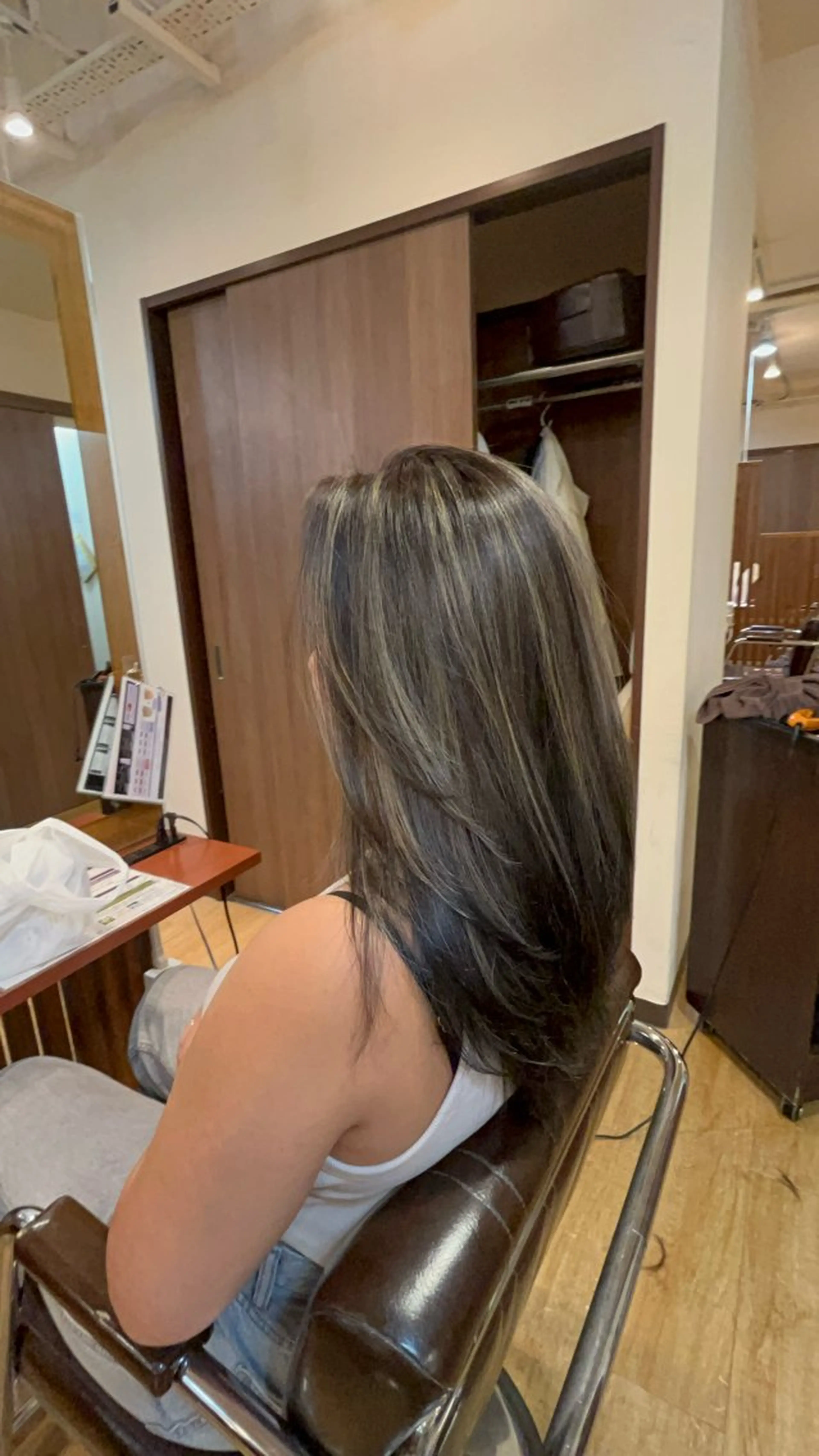 カット＋ハイライトorバレイヤージュ（ブリーチ一回）の写真