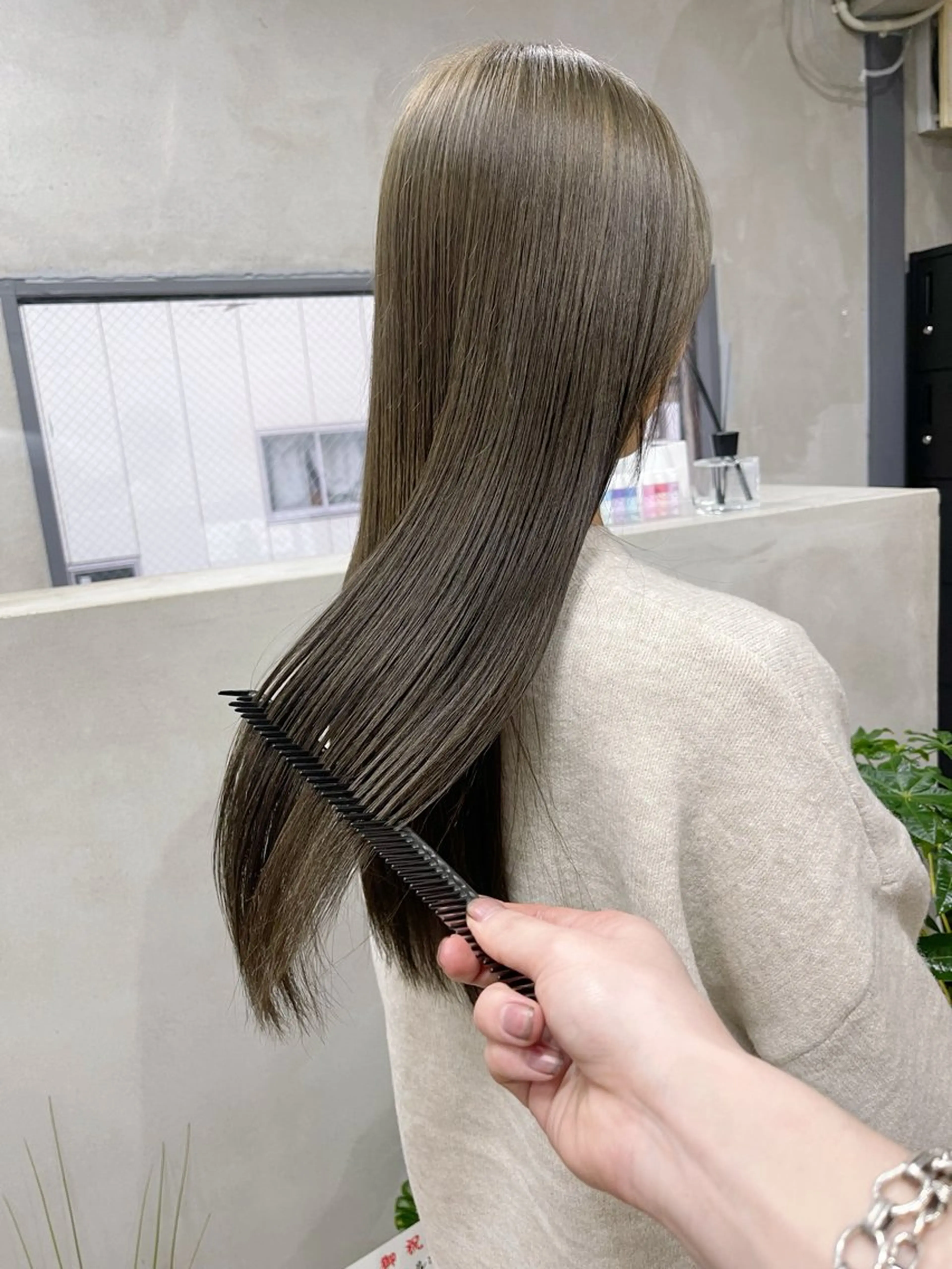 セミロング カラー ベージュカラー ブリーチ ダブルカラー ブリーチなしカラー オリーブベージュ ヘアカラー トリートメント AiM 大名のヘアスタイル