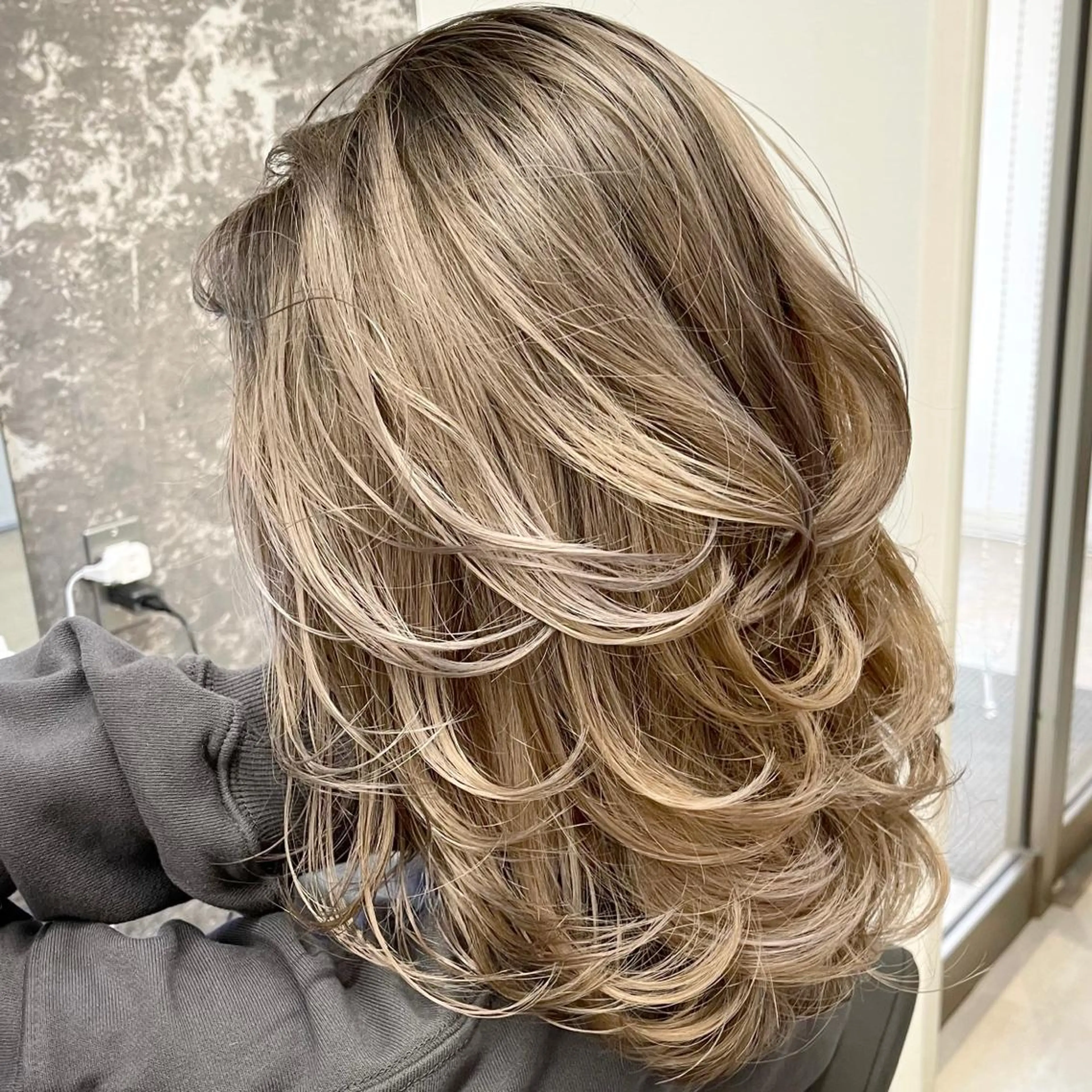 ミディアム カラー ヘアアレンジ バレイヤージュ デザインカラー ハイライトカラー 外国人風カラー ハイライト アンドウ ユウ/ レイヤーカット/韓国のヘアスタイル