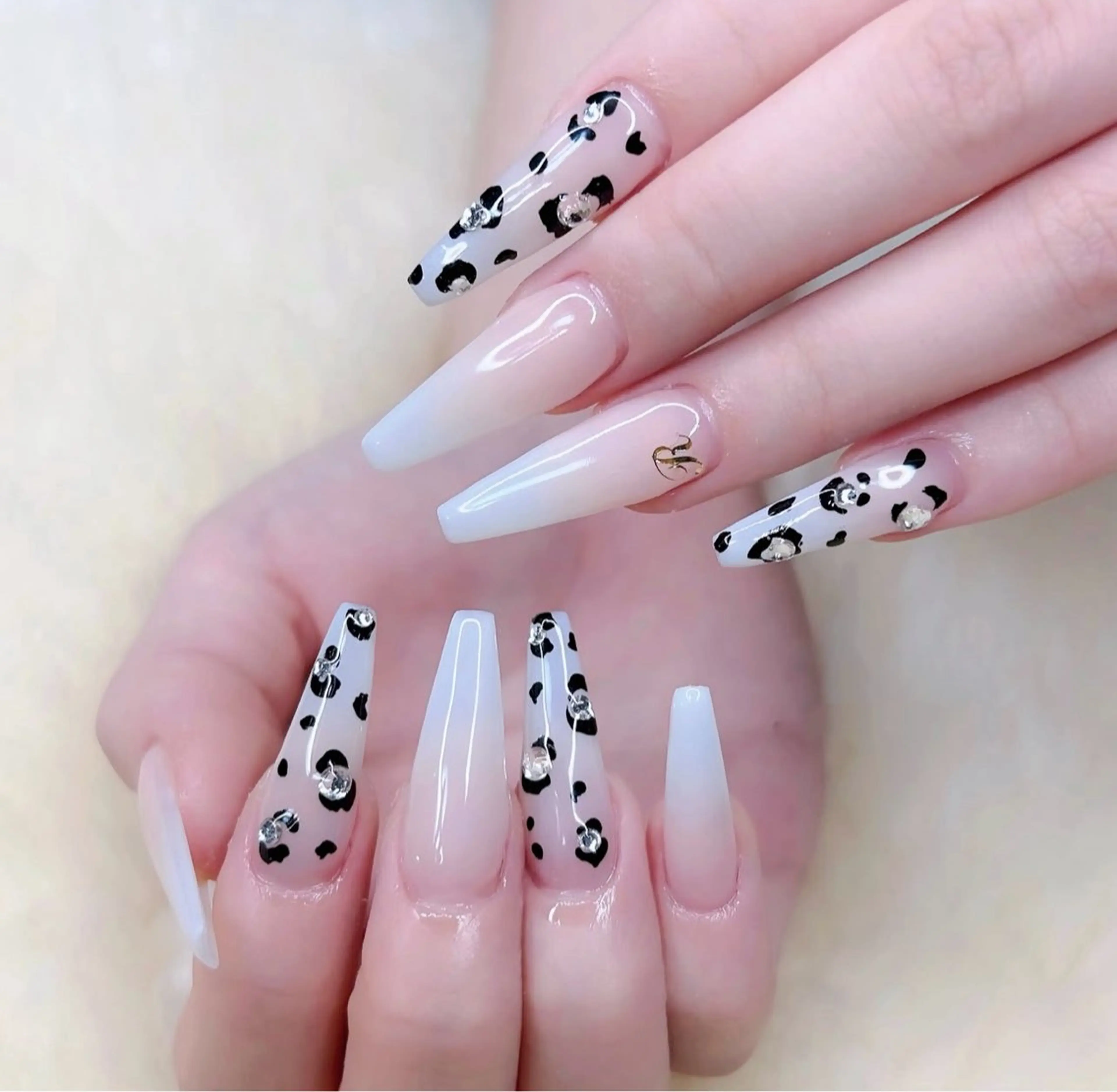 ネイル ボルドー チークネイル フレンチネイル グラデーション ハート ハンドネイル Mimo beau ty   salonのネイルデザイン