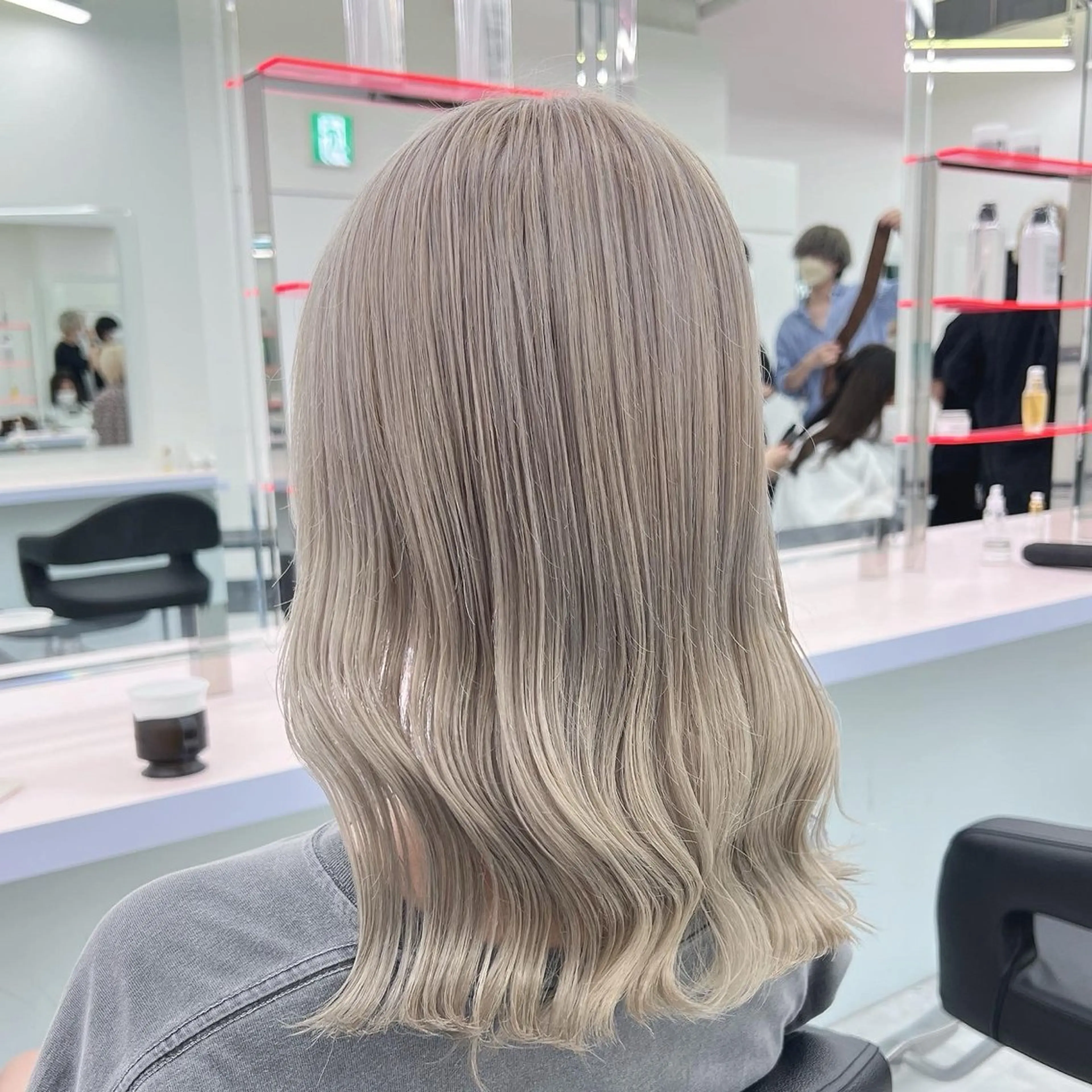 セミロング カラー ヘアカラー ヘッドスパ 🫧ハイトーン🫧 ベージュ🫧徹哉のヘアスタイル