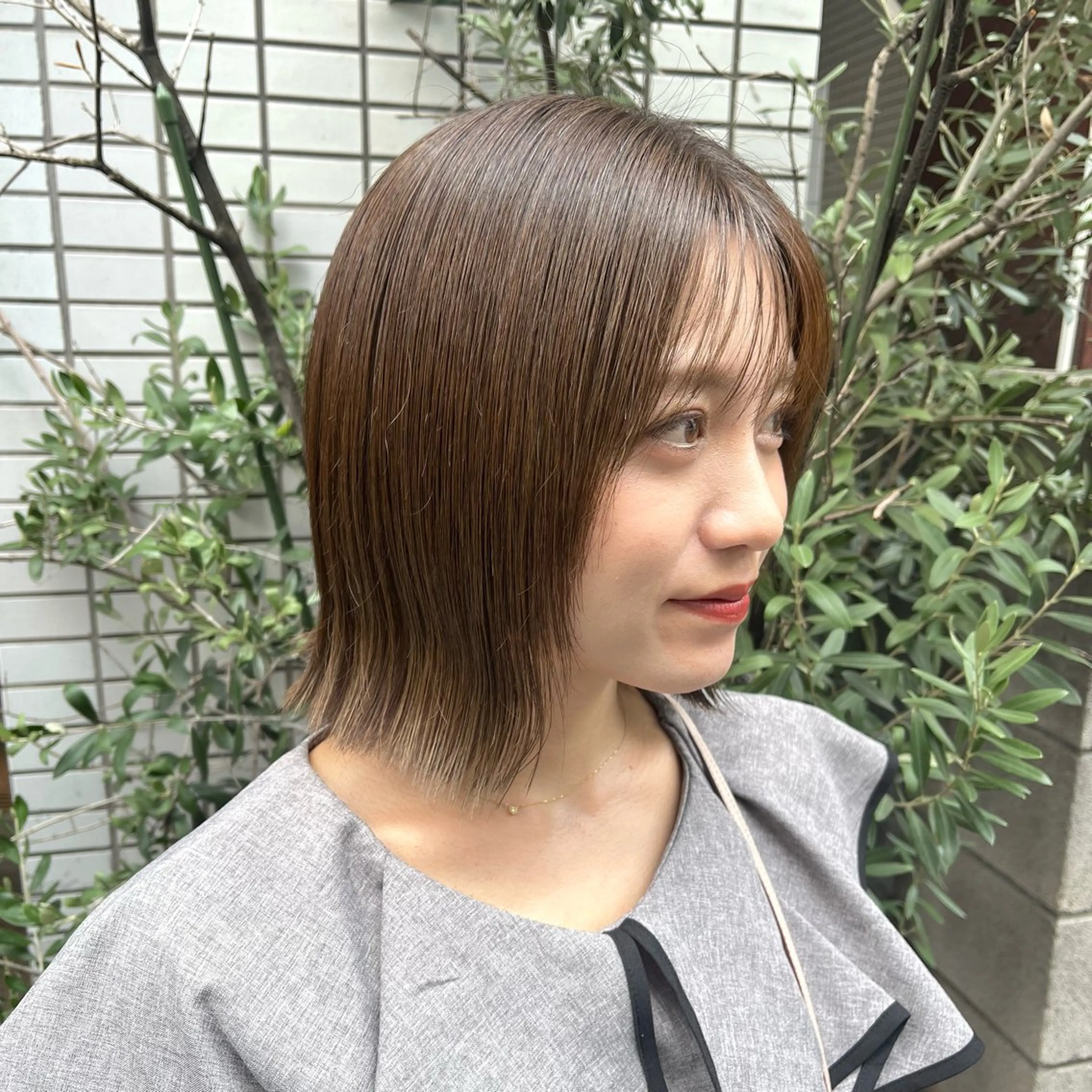 ミディアム カラー 切りっぱなしボブ アッシュ ベージュカラー ブリーチ ブリーチなしカラー カット ヘアカラー ショート・ボブ/ 髪質改善カラーのヘアスタイル