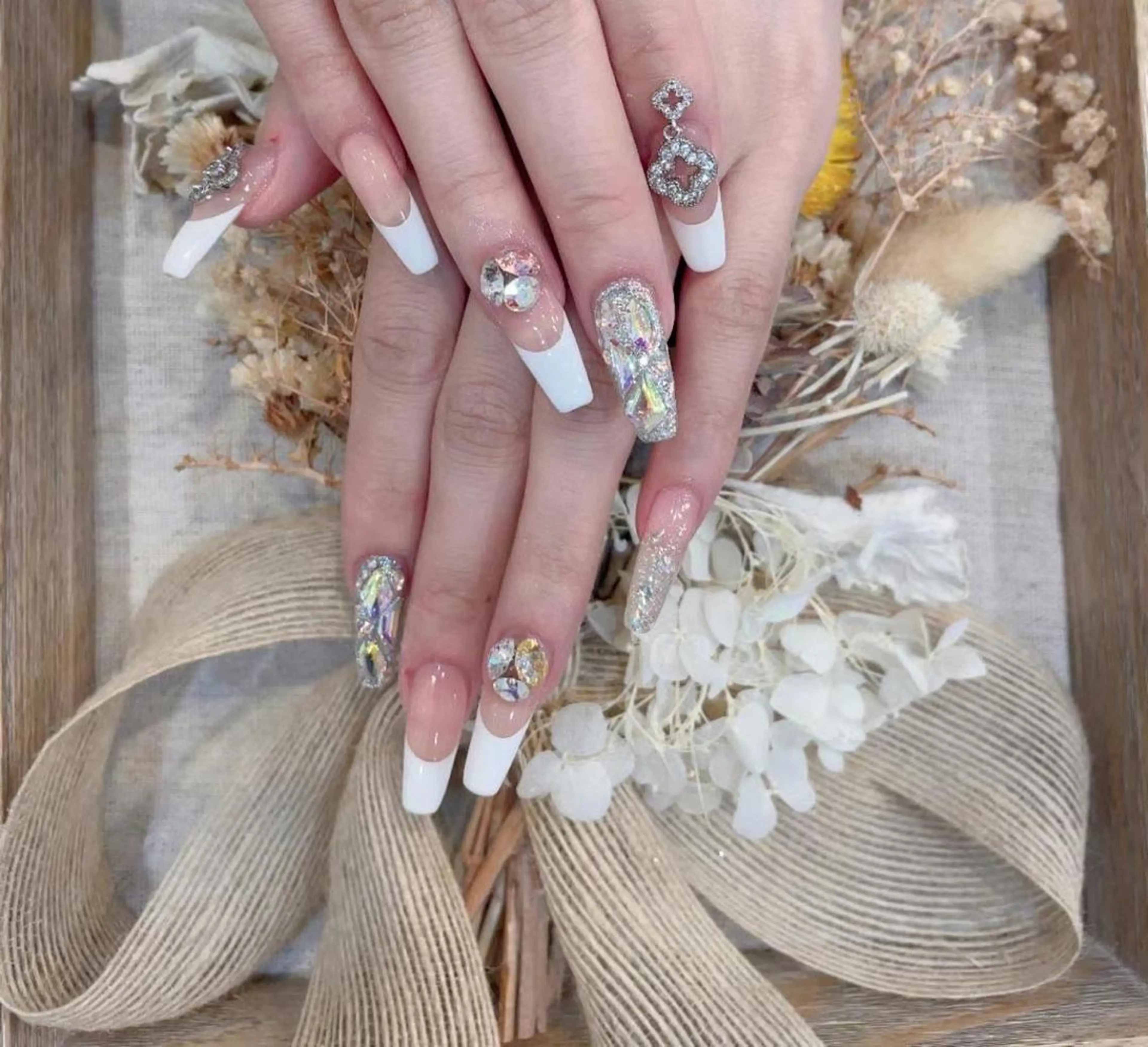 ネイル フレンチネイル キラキラネイル ホワイト Babarla Nailのネイルデザイン